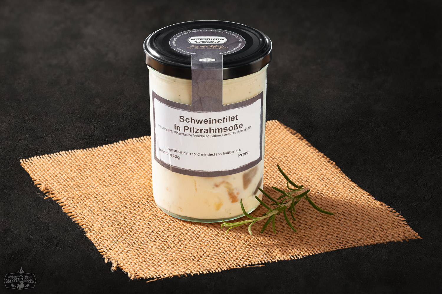 Schweinefilet in cremiger Pilzrahmsoße mit frischen Champignons Angerichtetes Schweinefilet in cremiger Pilzrahmsoße auf weißem Teller, begleitet von goldbraun gebratenen Spätzle und garniert mit frischer Petersilie – deftiges Fleischgericht der deutschen Küche in Nahaufnahme.