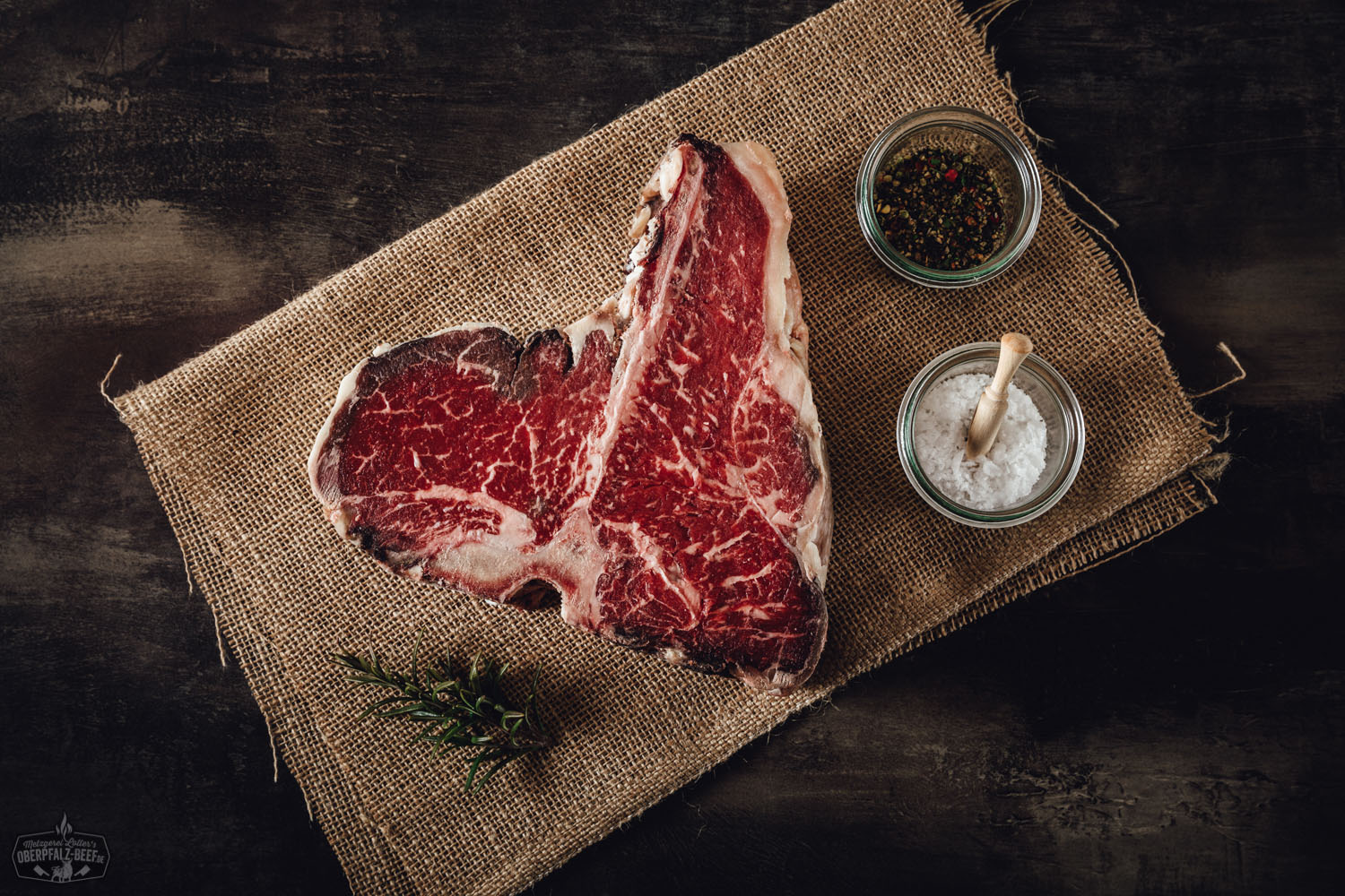 Dry Aged Porterhouse Steak von der alten Kuh – Premium-Rindfleisch aus der Oberpfalz Porterhouse Steak Dry Aged von der alten Kuh - Hochwertiges, gereiftes Rindfleisch mit intensivem Geschmack und zartem Biss, perfekt für Steakliebhaber.