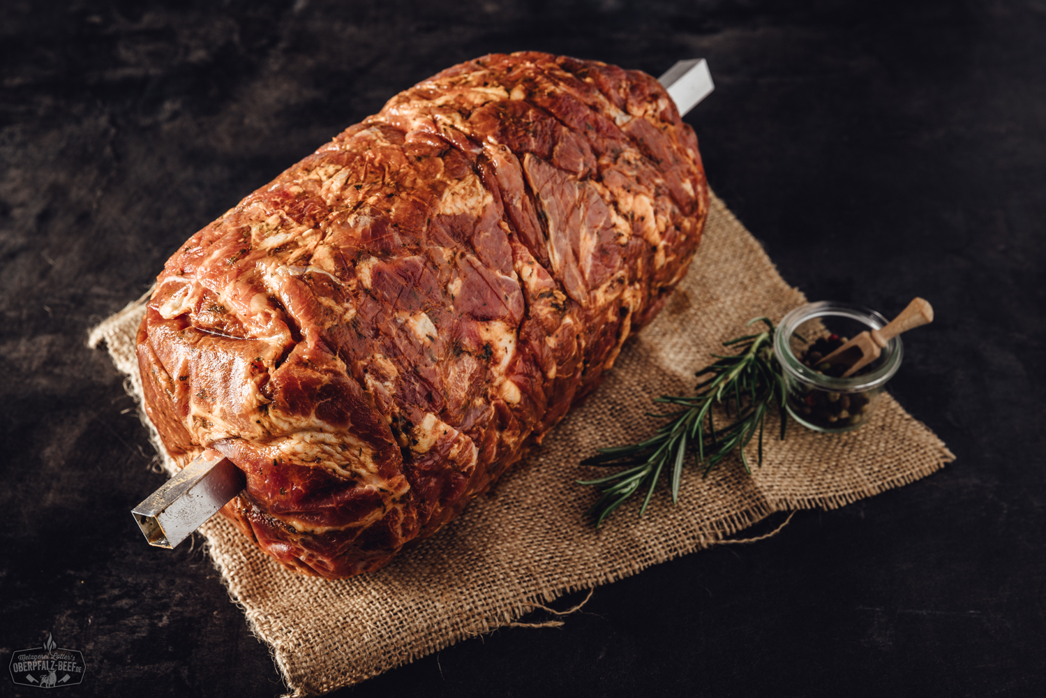Döner Spieß Berlin Style vom Oberpfälzer Kalb – Frisch & Regional zubereitet Döner-Spieß im Berlin-Style aus zartem Oberpfälzer Kalbfleisch, goldbraun gegrillt und saftig geschichtet auf einem vertikalen Grill; im Hintergrund Küche mit Edelstahlflächen – hochwertige Fleischspezialität für authentischen Dönergenuss.