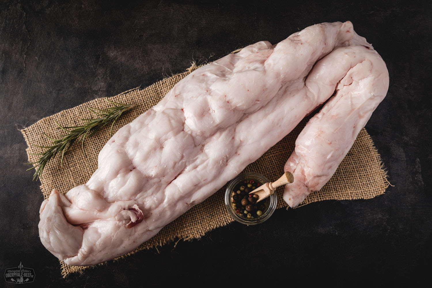 Schmeer Talg vom Oberpfälzer Landschwein – Traditionelles Produkt aus der Oberpfalz Bild zeigt eine Nahaufnahme von Schmalz und Talg vom Oberpfälzer Landschwein, präsentiert auf einem Holzbrett mit natürlichem Hintergrund, ideal für traditionelle bayerische Küche.