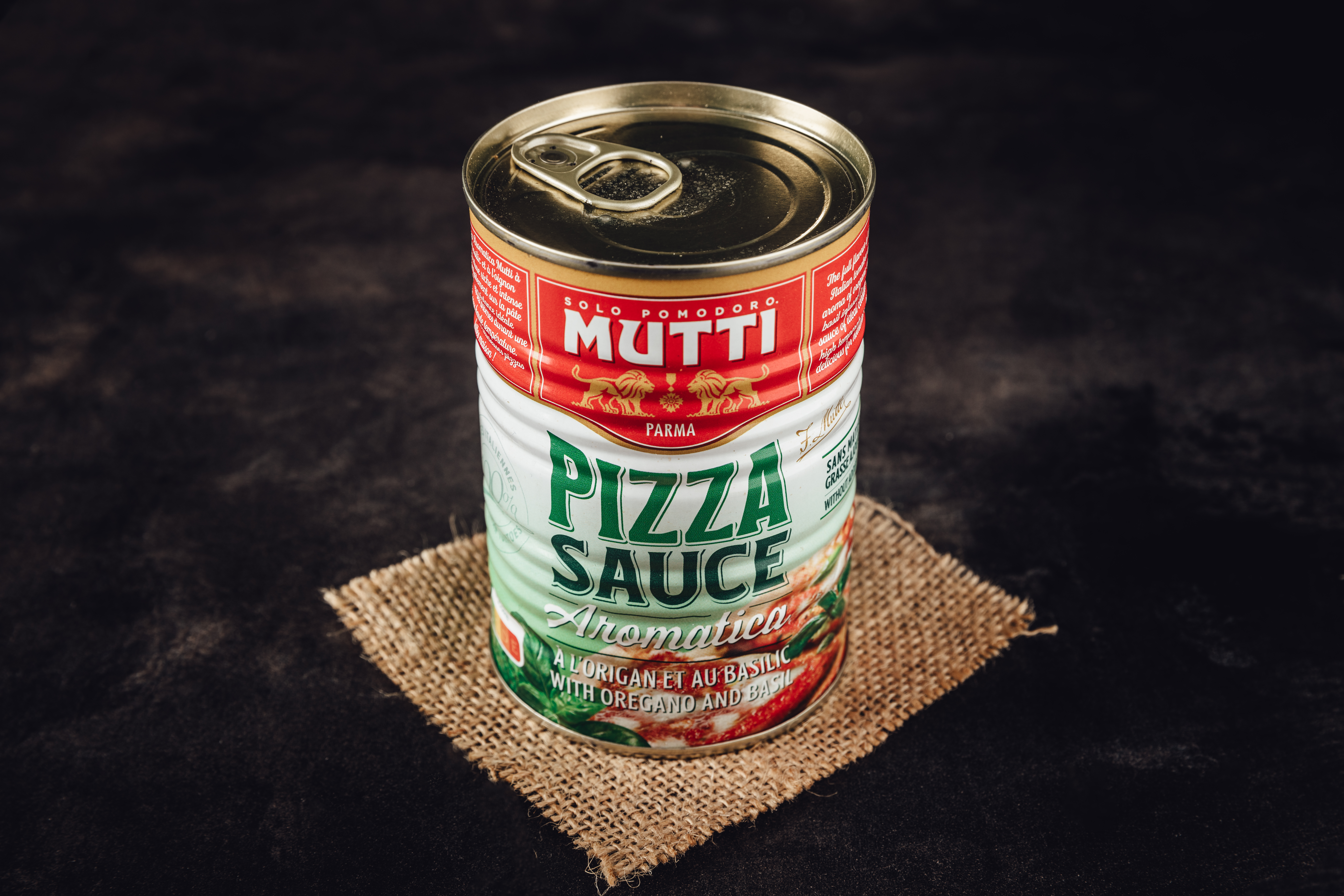 Pizza Sauce Rezept Bild – Oberpfalz Beef Ein Glas hausgemachter Pizzasauce mit frischen Zutaten und aromatischen Gewürzen, perfekt für die Zubereitung authentischer italienischer Pizza.