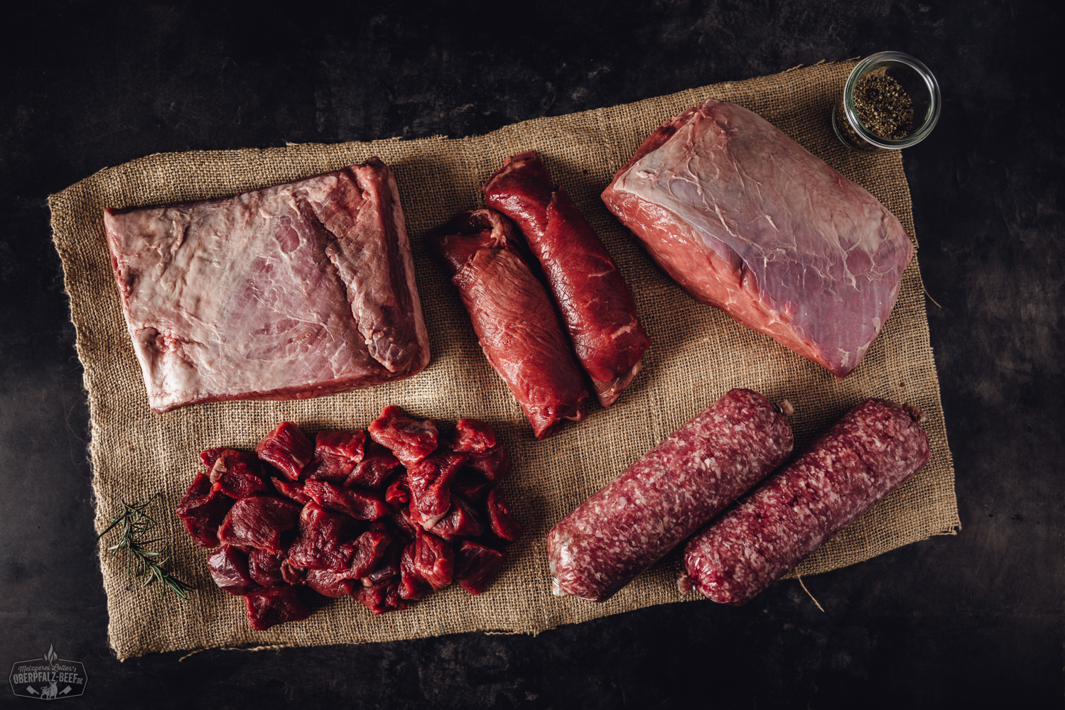 Bauernhof-Box mit regionalem Rindfleisch aus der Oberpfalz – nachhaltig verpackt Frisch verpacktes Rindfleisch aus artgerechter Haltung in nachhaltiger Bauernhof-Box auf Holztisch, mit Etiketten für Herkunft und Qualität – regionale Fleischprodukte direkt vom Erzeuger.