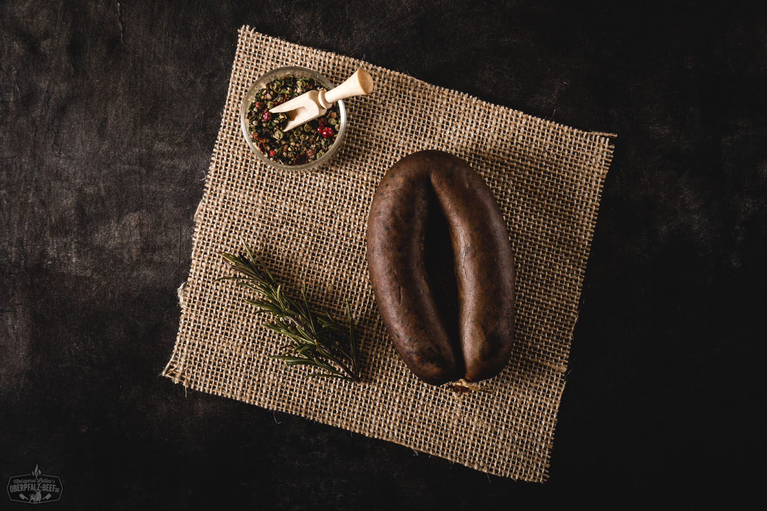 Geräucherte Oberpfälzer Leberwurst im Ring – Traditioneller Genuss aus der Oberpfalz Ein geräucherter Oberpfälzer Leberwurst-Ring aus qualitativ hochwertigem Oberpfalz-Beef, präsentiert auf einer neutralen Oberfläche, perfektioniert für den authentischen Geschmack traditioneller bayerischer Wurstwaren.
