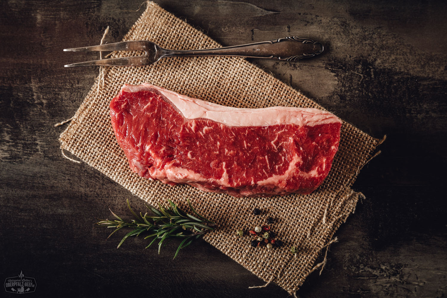 Nahaufnahme: Roastbeef Steak Wet Aged Vom Oberpfalz Rind mit feiner Marmorierung und höchster Frische.