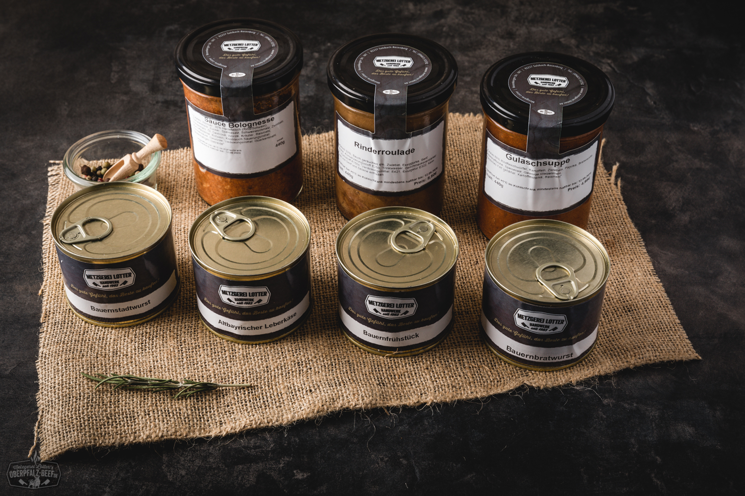 Notfallpaket mit lang haltbaren Lebensmitteln, ideal zur Krisenvorsorge, enthält konservierte und vakuumverpackte Produkte, präsentiert auf einer rustikalen Holzoberfläche.