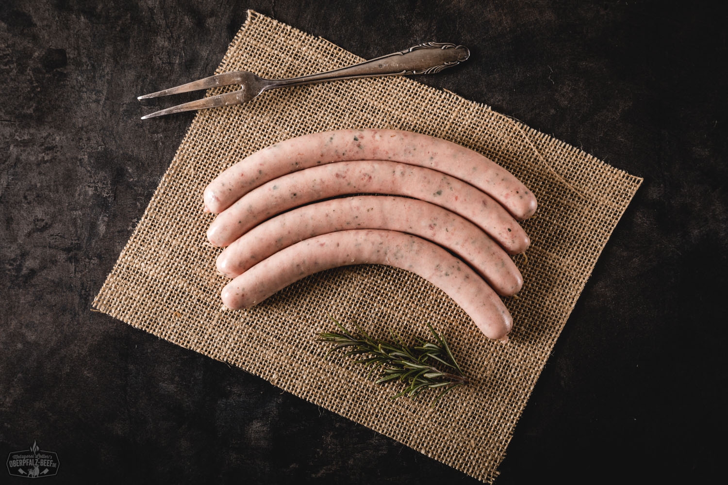 Nahaufnahme von fünf gegrillten Oberpfälzer Bratwürsten mit typischer heller Farbe und leicht gebräunter Haut, serviert auf einem weißen Teller mit Sauerkraut und Senf – traditionelle bayerische Spezialität aus der Oberpfalz.