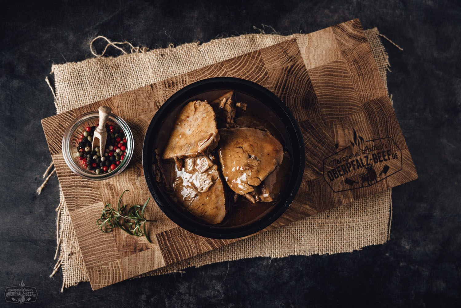Sous-vide gegarter Sauerbraten vom Rind – fertig portioniert und servierbereit Portion Sous Vide vorgegarter Sauerbraten vom Rind mit saftiger Textur und aromatischem Geschmack in vakuumverpackter Präsentation.