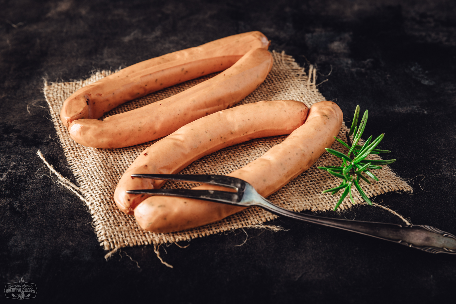 Pizzawiener mit herzhaftem Käse und würziger Salami – deftige Snackwurst aus der Oberpfalz Hausgemachter Pichelsteiner Eintopf im Einmachglas – deftiger bayerischer Schmortopf mit sichtbaren Zutaten wie Kartoffeln, Karotten, Rindfleisch und Lauch, rustikal serviert auf einem Holzbrett vor natürlichem Hintergrund.