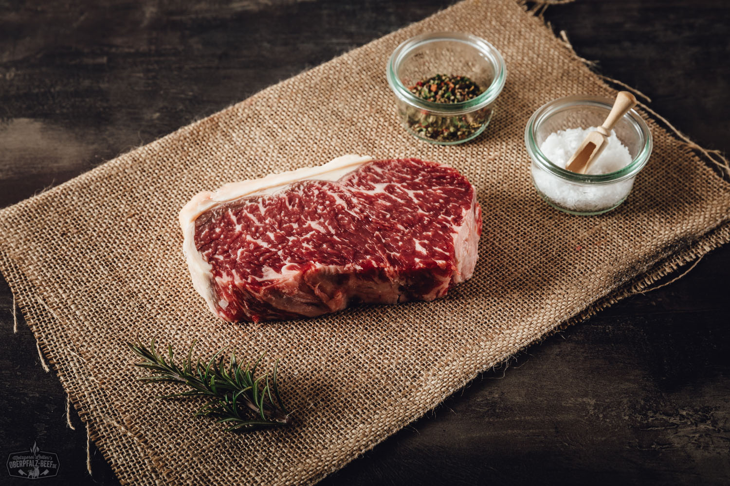 Roastbeef vom Rind auf Holzbrett angerichtet, rosa gebraten mit kräftiger Kruste – Oberpfalz Beef