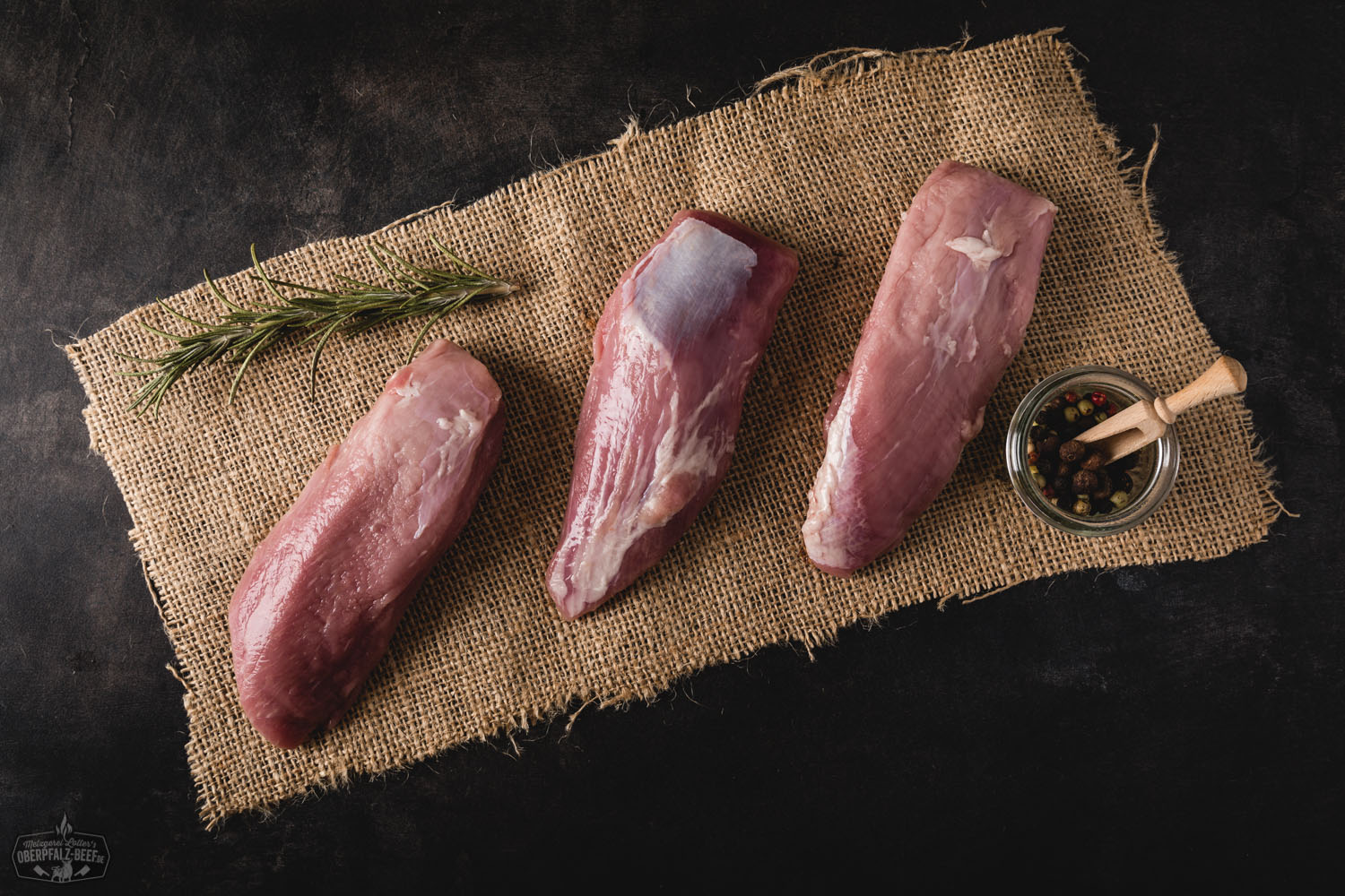 Teres Major vom Oberpfälzer Landschwein – zartes Schweinefleisch in Premiumqualität Rohes Teres-Major-Steak vom Oberpfälzer Landschwein, marmoriert und frisch zugeschnitten, auf hellem Untergrund mit feiner Fettstruktur – hochwertiges Schweinefleisch aus regionaler Zucht.