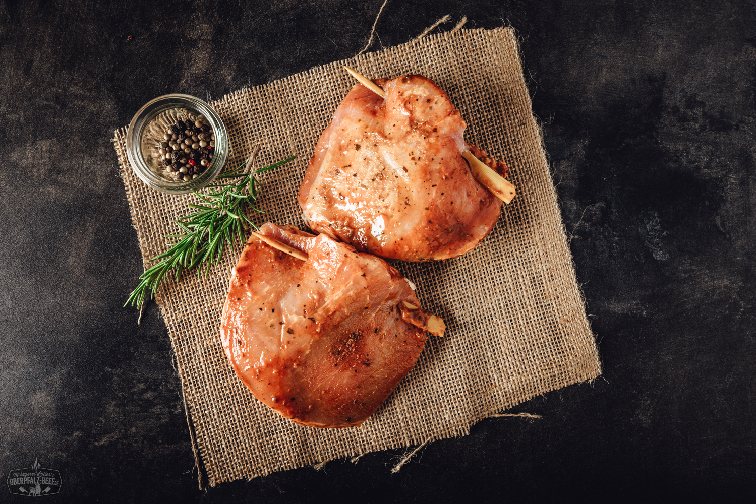 Pizzatasche vom Schweinerücken – Herzhaft gefüllte Fleischspezialität aus der Oberpfalz Gegrillte Schweinebauch-Fackel-Spieße auf Holzbrett angerichtet, goldbraun geröstet mit sichtbarer Würzung, serviert mit frischen Kräutern – hochwertiges Grillfleisch vom Schwein, typisch für regionale BBQ-Spezialitäten.