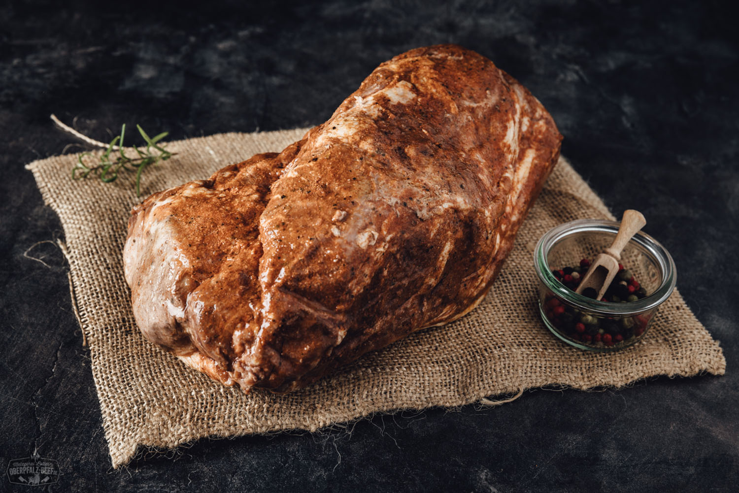 Pulled Pork vom Oberpfälzer Landschwein – Sous-vide gegart, zart & saftig Zartes, vorgegartes Sous-vide Pulled Pork vom Oberpfälzer Landschwein, saftig und fein zerfasert angerichtet auf einem Holzbrett mit Gewürzen und Kräutern – rustikales Fleischgericht in hoher Qualität, ideal für BBQ und Burger.