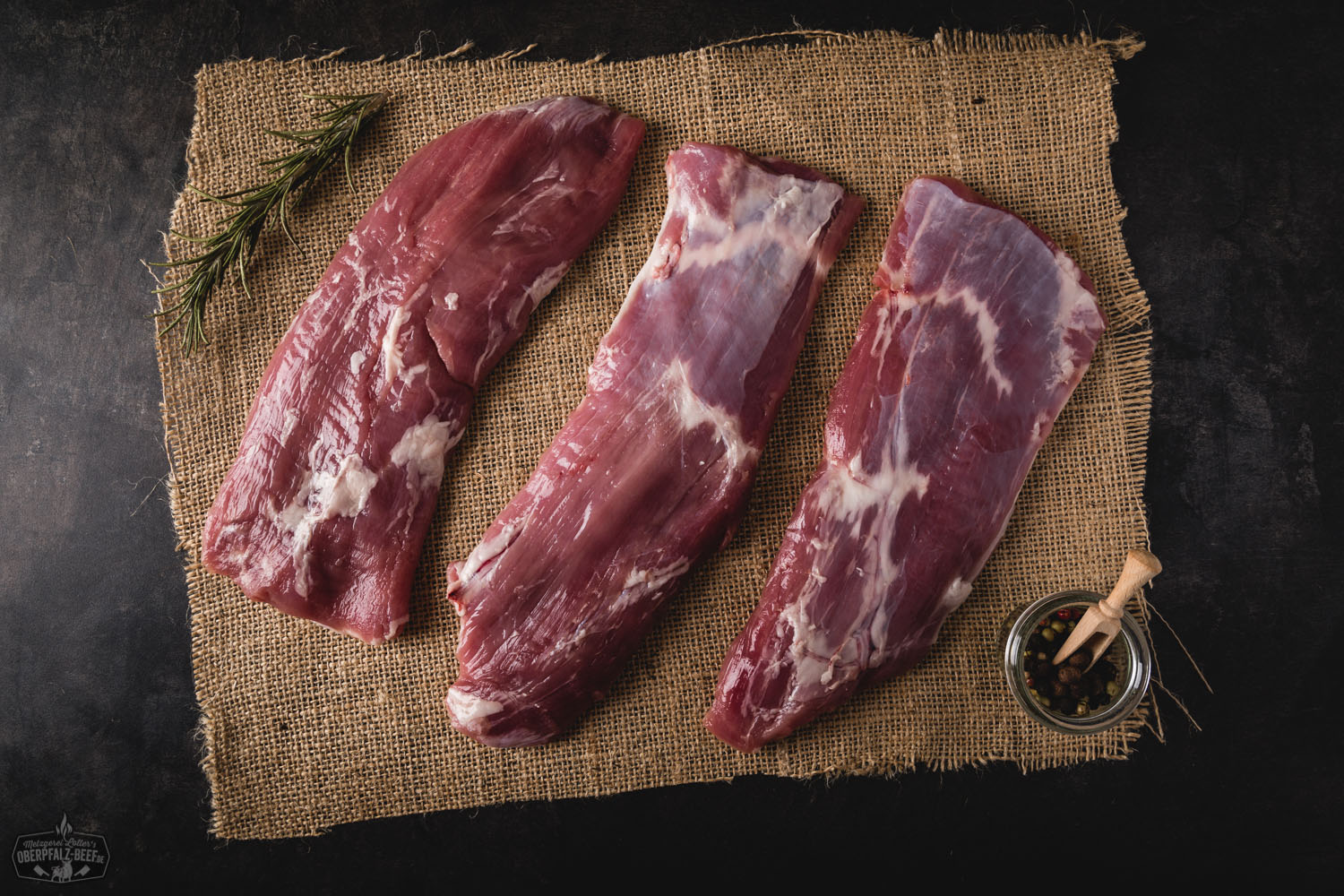 Flanksteak vom Oberpfälzer Landschwein - Hochwertiges Fleisch aus der Oberpfalz Flanksteak vom Oberpfälzer Landschwein - Saftig gegrilltes Fleisch in perfekter Marmorierung auf einem rustikalen Holzbrett präsentiert. Ideal für Barbecue-Liebhaber.
