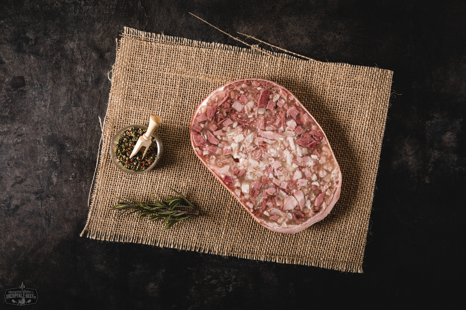 Traditioneller bayerischer Presssack – Oberpfalz Beef Delikatesse Bild zeigt einen traditionellen Presssack auf rustikalem Holztisch – Oberpfalz Beef, typisch bayerische Spezialität, Wurstwaren, regionale Delikatesse, Handwerkskunst aus Bayern.