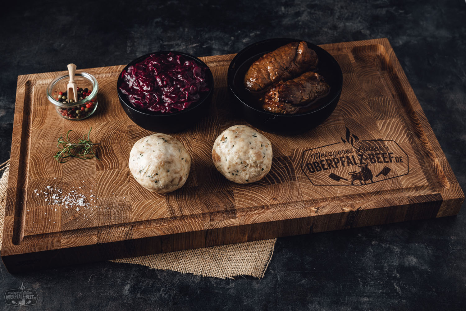 Oberpfälzer Rouladenbox mit regionalem Rindfleisch – Frisch, hochwertig & vakuumverpackt Oberpfälzer Rouladenbox mit frischen Fleischstücken und Beilagen, ansprechend verpackt auf Holztisch präsentiert. Ideales Geschenk für Fleischliebhaber, hochwertige Verarbeitung und lokale Qualität aus der Oberpfalz.