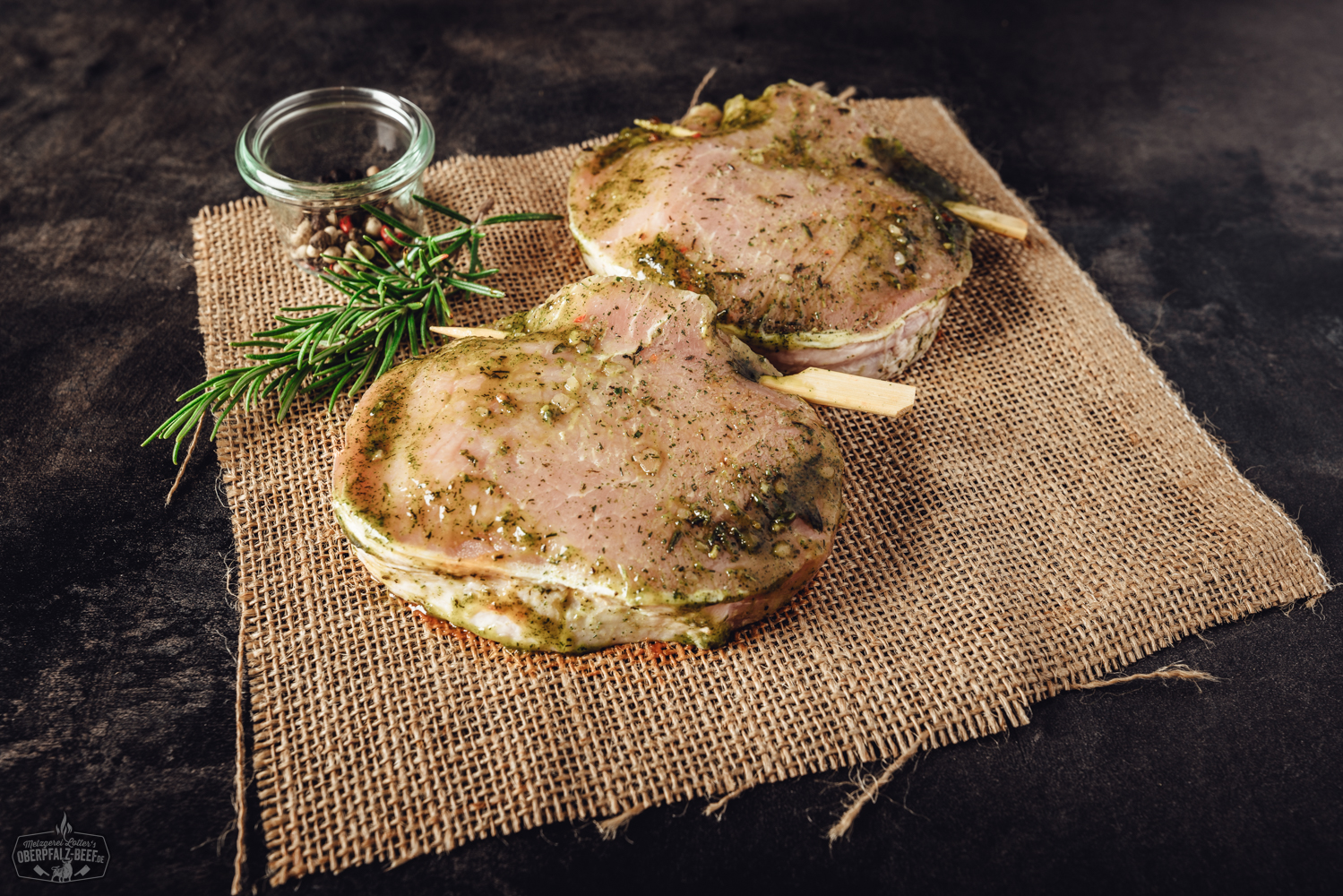 Dallas-Tasche vom Schweinerücken frisch portioniert auf Holzbrett – Premium Schweinefleisch aus der Oberpfalz Foto einer frischen Dallas Tasche vom Schweinerücken, ideal für saftige und zarte Fleischgerichte. Hochwertiges Fleischstück vom Oberpfalz Beef, perfekt für Grillen oder Braten.