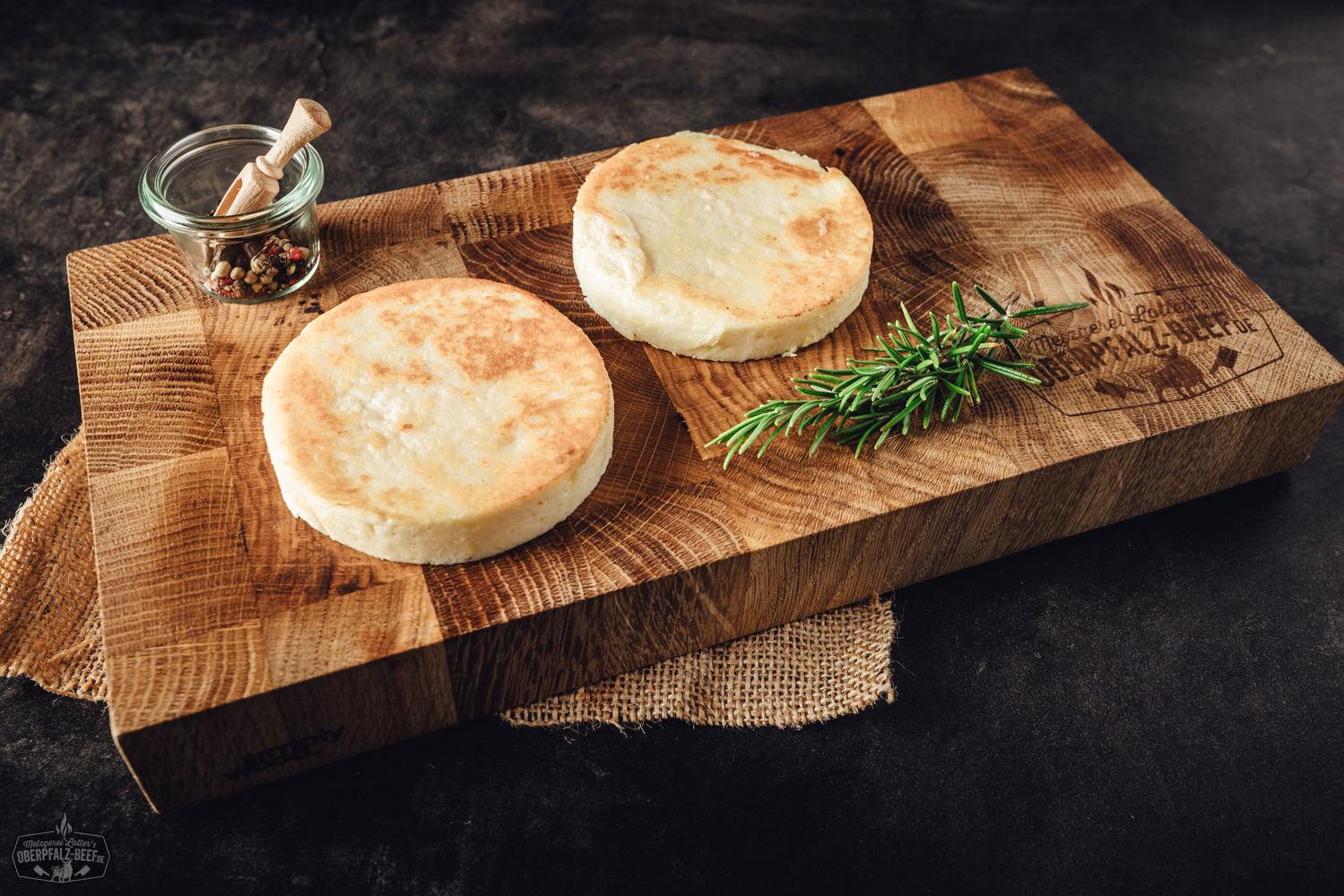 Grillkäse Classic – vegetarischer Grillgenuss für Barbecue und Pfanne Grillkäse Classic auf Holzbrett mit Kräutern und Paprika dekoriert, ideal für sommerliche Grillabende und vegetarische Barbecues.