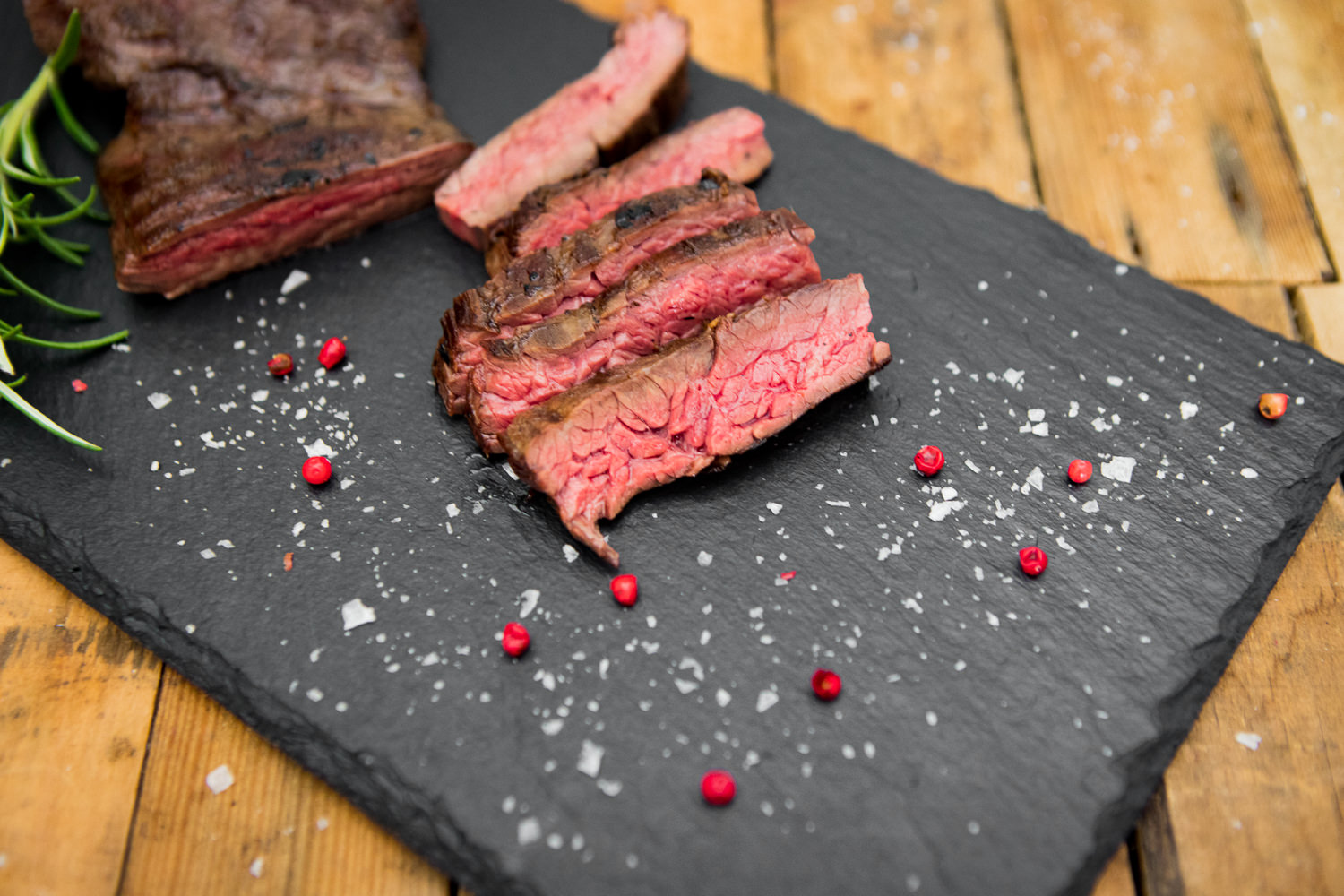 Outside Skirt Wet Aged vom Oberpfalz-Rind – Premium Rindfleisch kaufen Rohes Outside Skirt Steak vom Oberpfalz-Rind auf schwarzem Untergrund, angeschnitten, mit sichtbarer Marmorierung und frischer röter Farbe – hochwertiges, wet-aged Premium-Rindfleisch aus regionaler Zucht.