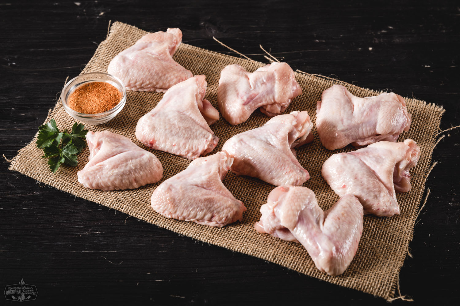 Knusprige Chicken Wings vom Oberpfälzer Bauernhähnchen – Regionales Geflügel aus artgerechter Haltung Saftig gegrillte Chicken Wings vom Oberpfälzer Bauernhähnchen auf Holzbrett angerichtet, mit knuspriger Haut und goldbrauner Farbe, serviert mit Rosmarin und Dip – hochwertiges Geflügelgericht aus regionaler Herkunft.
