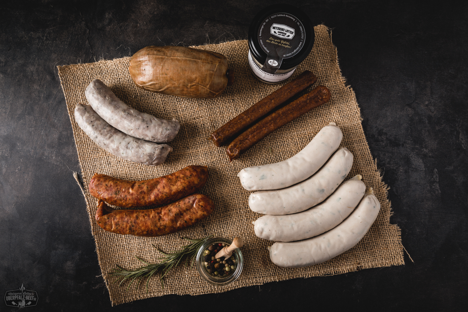 Oktoberfest Schmankerlpaket mit bayerischen Spezialitäten – Oberpfalz Beef Oktoberfest Schmankerl-Paket mit traditionellen bayerischen Spezialitäten und regionalem Oberpfalz Beef, präsentiert auf einem rustikalen Holztisch für authentisches Oktoberfest-Feeling