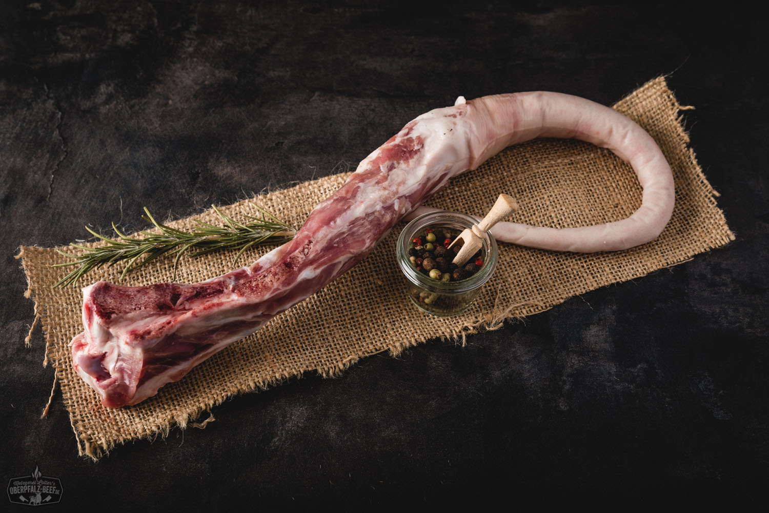 Schweineschwanz roh – Frisches Schweinefleisch für BBQ und Hausmannskost Bild eines rohen Schweineschwanzes auf einem Holzbrett, frische Fleischqualität, ideal für kreative Fleischgerichte, erhältlich bei Oberpfalz Beef.