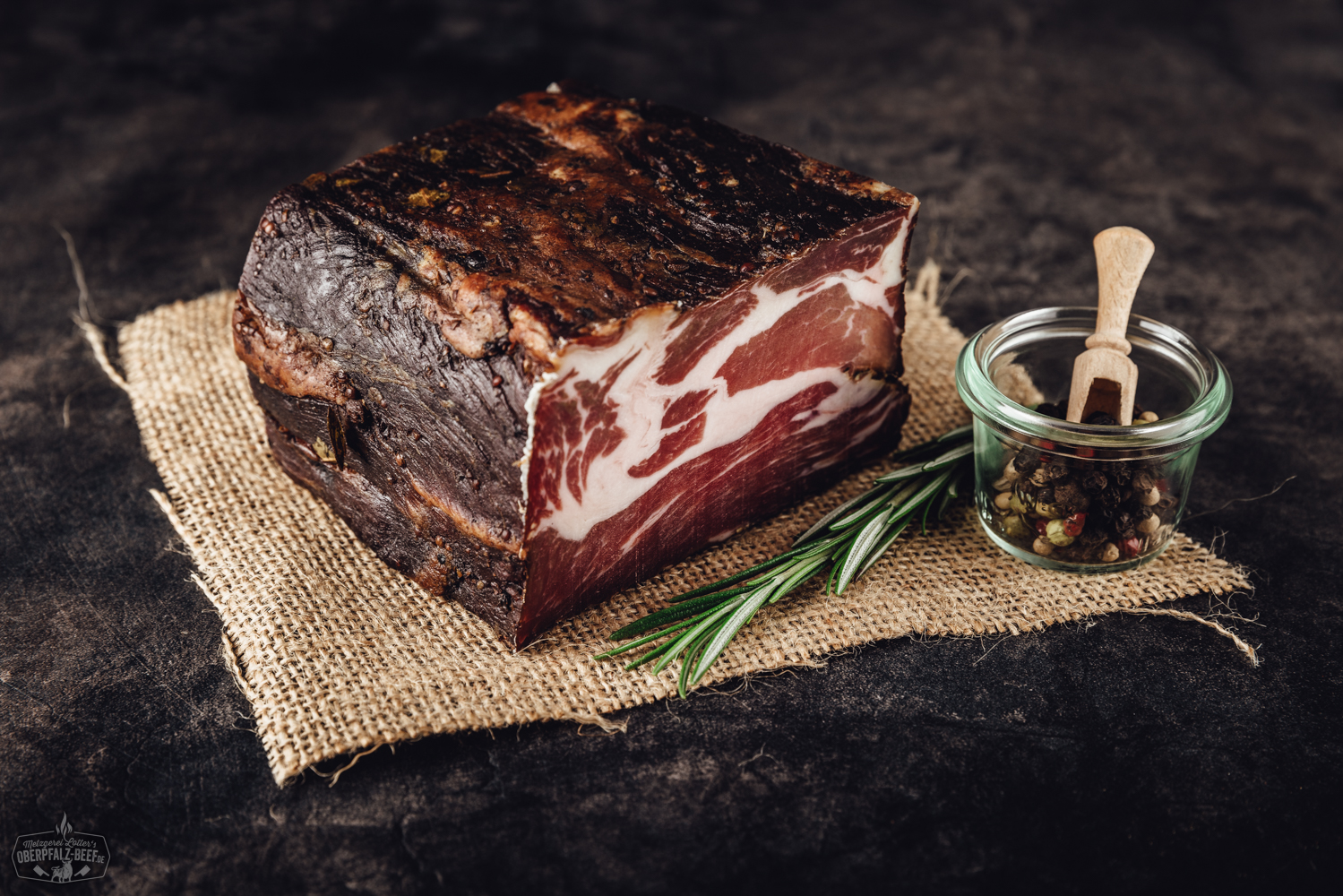 Coppa vom Oberpfälzer Landschwein am Stück – regionaler Premium Schinken aus Bayern Coppa vom Oberpfälzer Landschwein am Stück - Hochwertiger, regionaler Coppa-Schinken in rustikaler Präsentation, ideal für Feinschmecker und Liebhaber bayerischer Fleischspezialitäten.