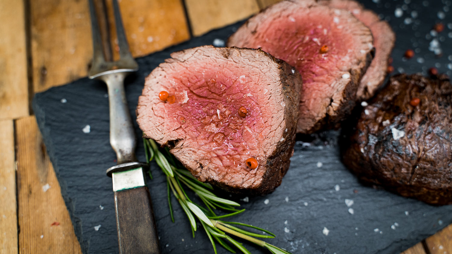 Ganzes Rinderfilet Wet Aged vom Oberpfalz Rind – Premium Qualität Fleisch Ganzes, vakuumverpacktes Rinderfilet vom Oberpfalz-Rind in Wet Aged-Qualität auf dunklem Untergrund; das hochwertig marmorierte Fleisch liegt roh und ungeschnitten vor, etikettiert mit Herkunftsangaben – erstklassige Fleischqualität für Premium-Steaks.