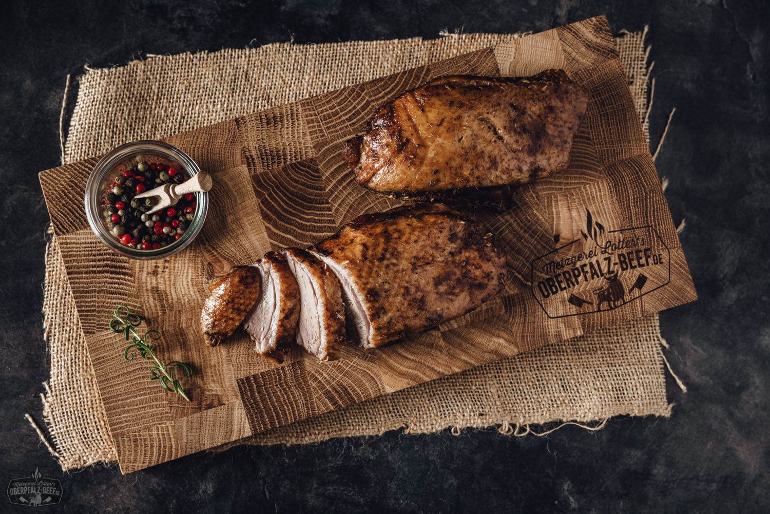 Sous-vide gegarte Oberpfälzer Entenbrust – zart, saftig & perfekt vorgegart Zarte, vorgegarte Oberpfälzer Entenbrust in Scheiben geschnitten, saftig rosa im Inneren, mit krosser Haut, angerichtet auf einem dunklen Teller mit frischen Kräutern – hochwertiges Sous-vide-Fleischgericht aus regionaler Erzeugung.