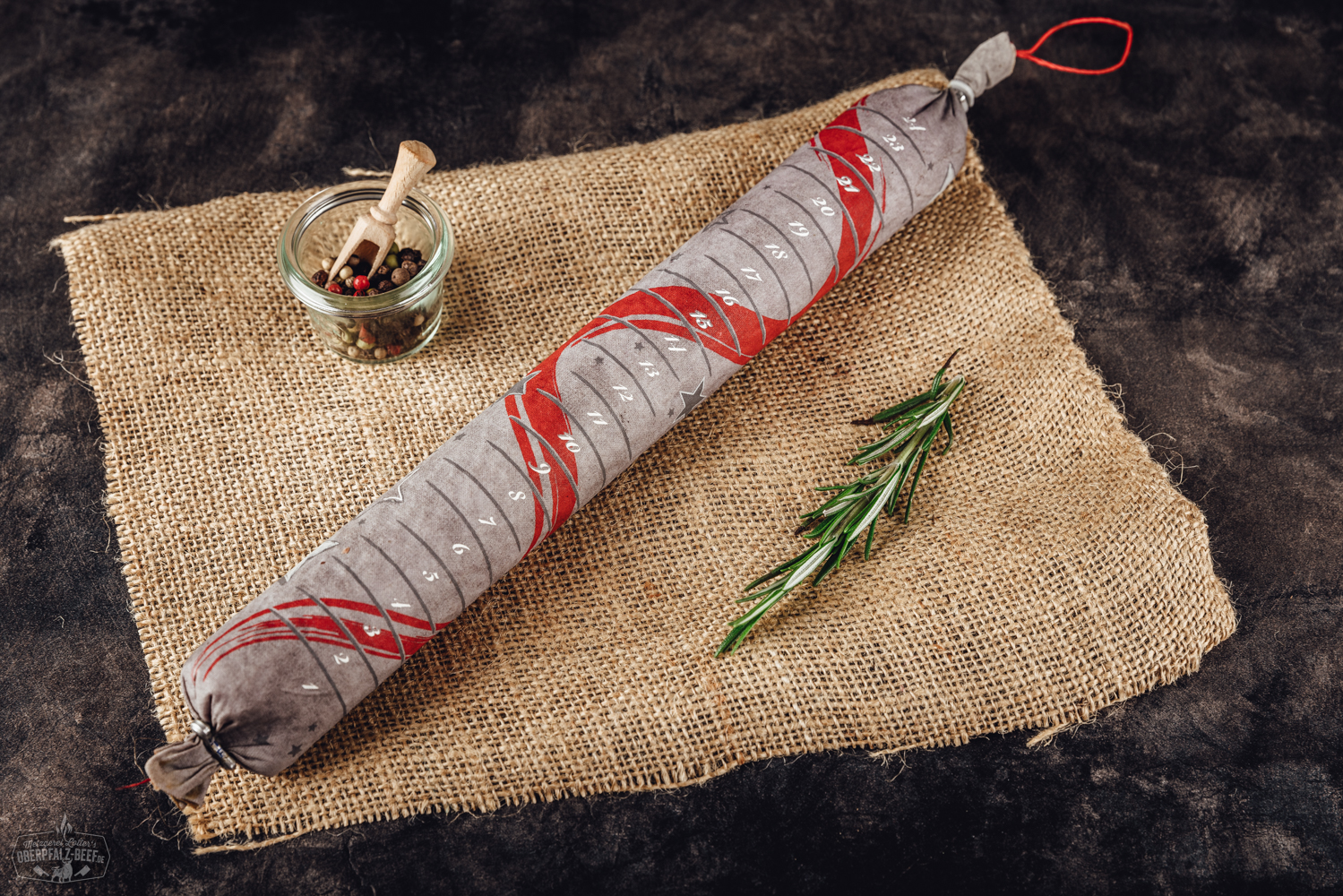 Adventskalender mit 24 Scheiben Salami – Feinkost Genuss für die Weihnachtszeit Adventskalender mit 24 durchnummerierten Scheiben Premium-Salami, einzeln verpackt in transparenter Kunststoffbox mit festlichem Design – ideal als weihnachtliches Geschenk für Feinschmecker und Wurstliebhaber.