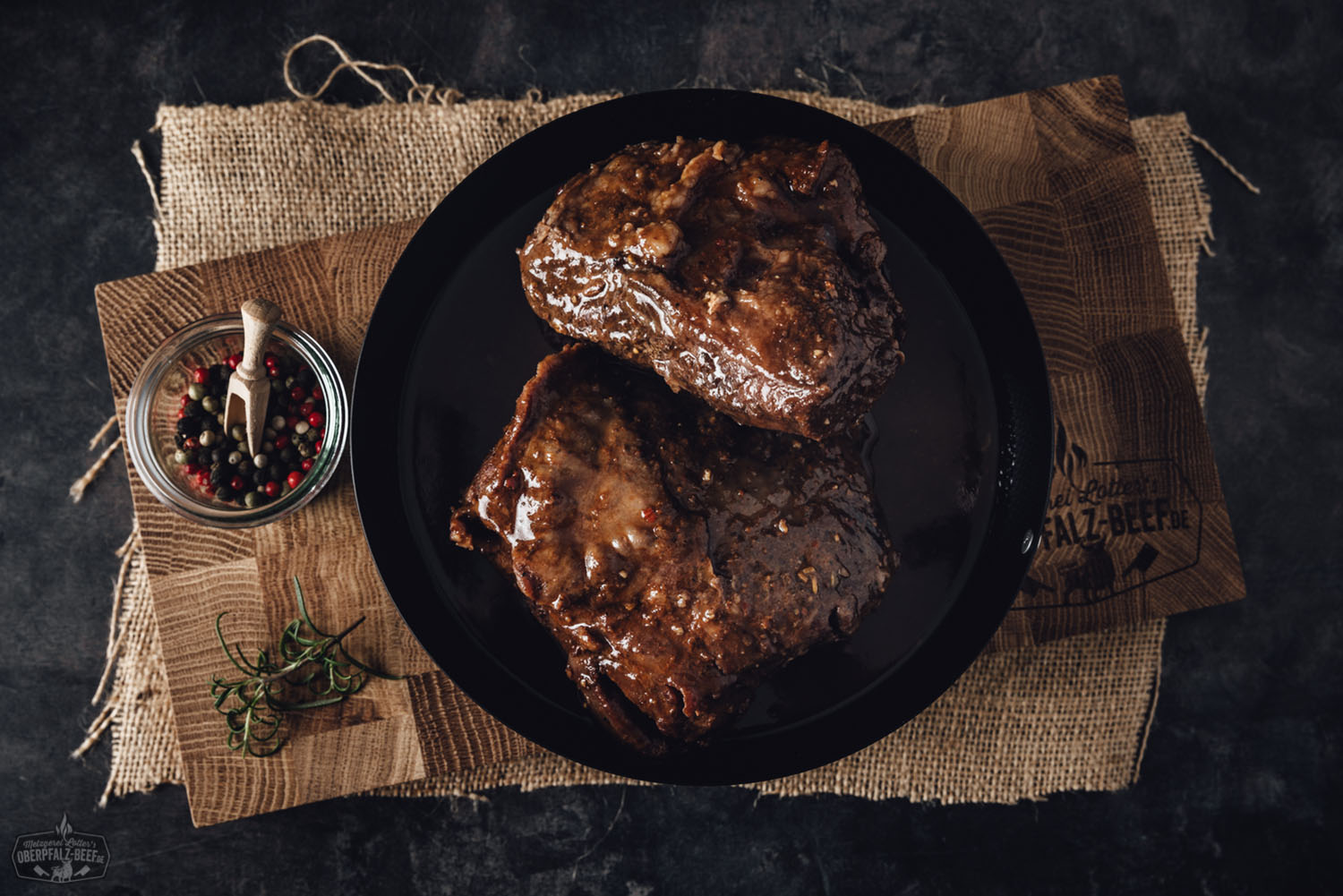 Sous-vide gegarte Ochsenbacke auf cremigem Kartoffelpüree mit Gemüse – zartes Rindfleischgericht Bild von sous-vide vorgegarter Ochsenbacke - zartes und saftiges Fleischgericht, ideal für Feinschmecker und Gourmets, präsentiert auf einem Teller.