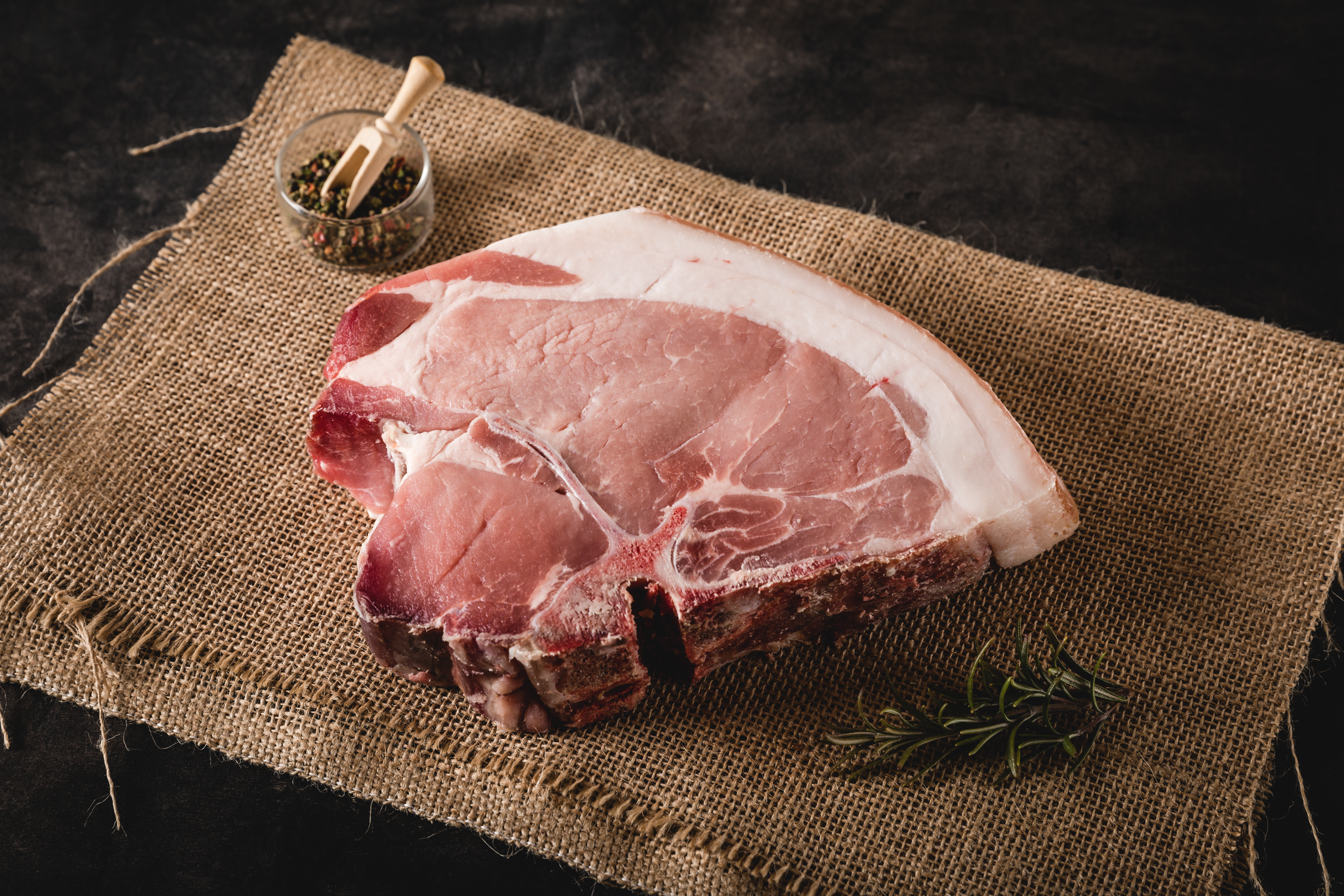 Saftiges Oberpfalz-Schwein auf Weide in der Frühlingssonne Bild von artgerechter Schweinehaltung auf einem Oberpfalz-Bauernhof, gesunde Schweine in natürlicher Umgebung, regionales Qualitätsfleisch aus Bayern