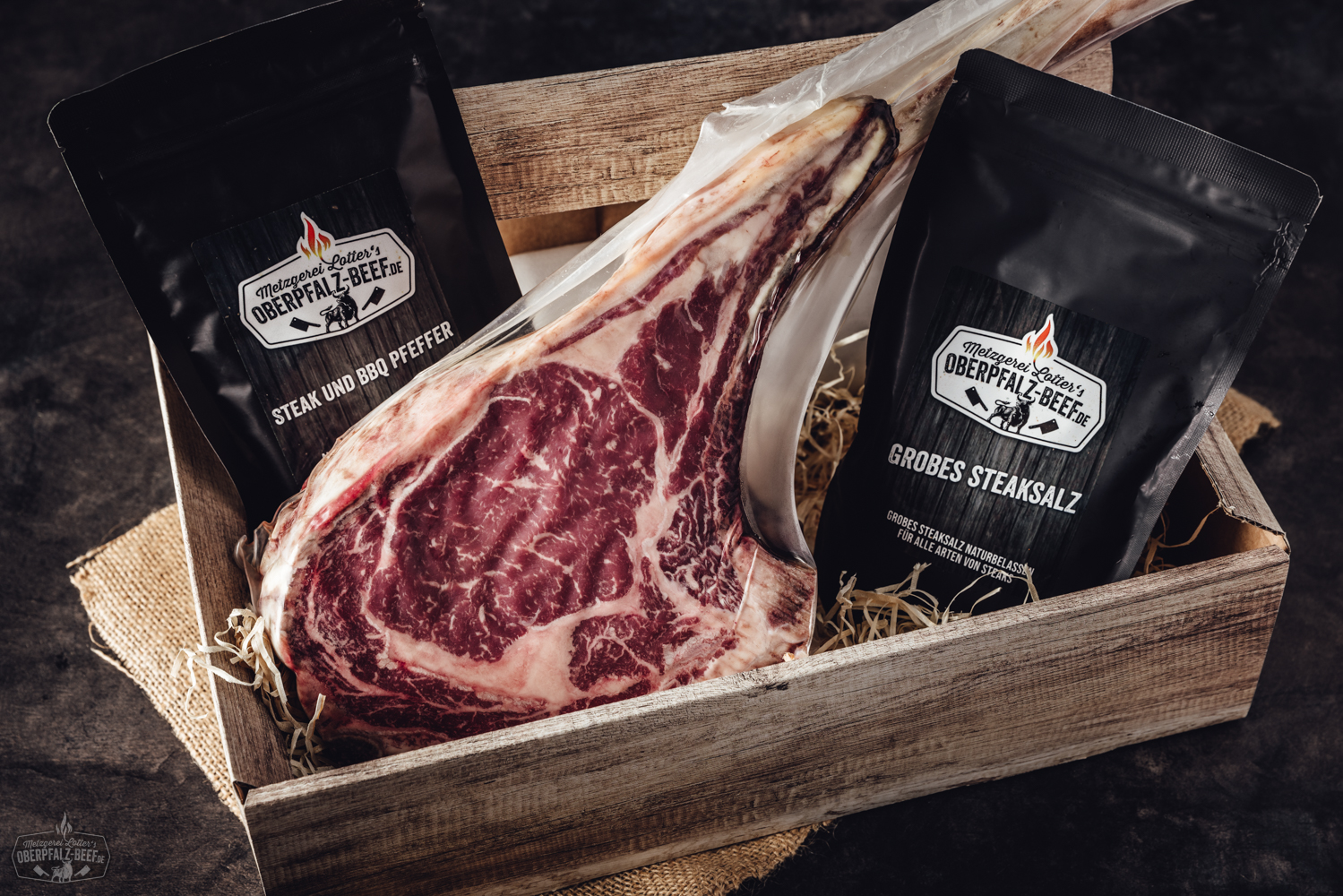 Männertraum: Perfekt gegrilltes Steak mit Beilagen auf rustikalem Holzbrett Ein saftiges, perfekt gegrilltes Steak auf einem Holzteller, umgeben von einer rustikalen Holztischoberfläche, symbolisiert den ultimativen Männertraum für Grillliebhaber in der Oberpfalz.
