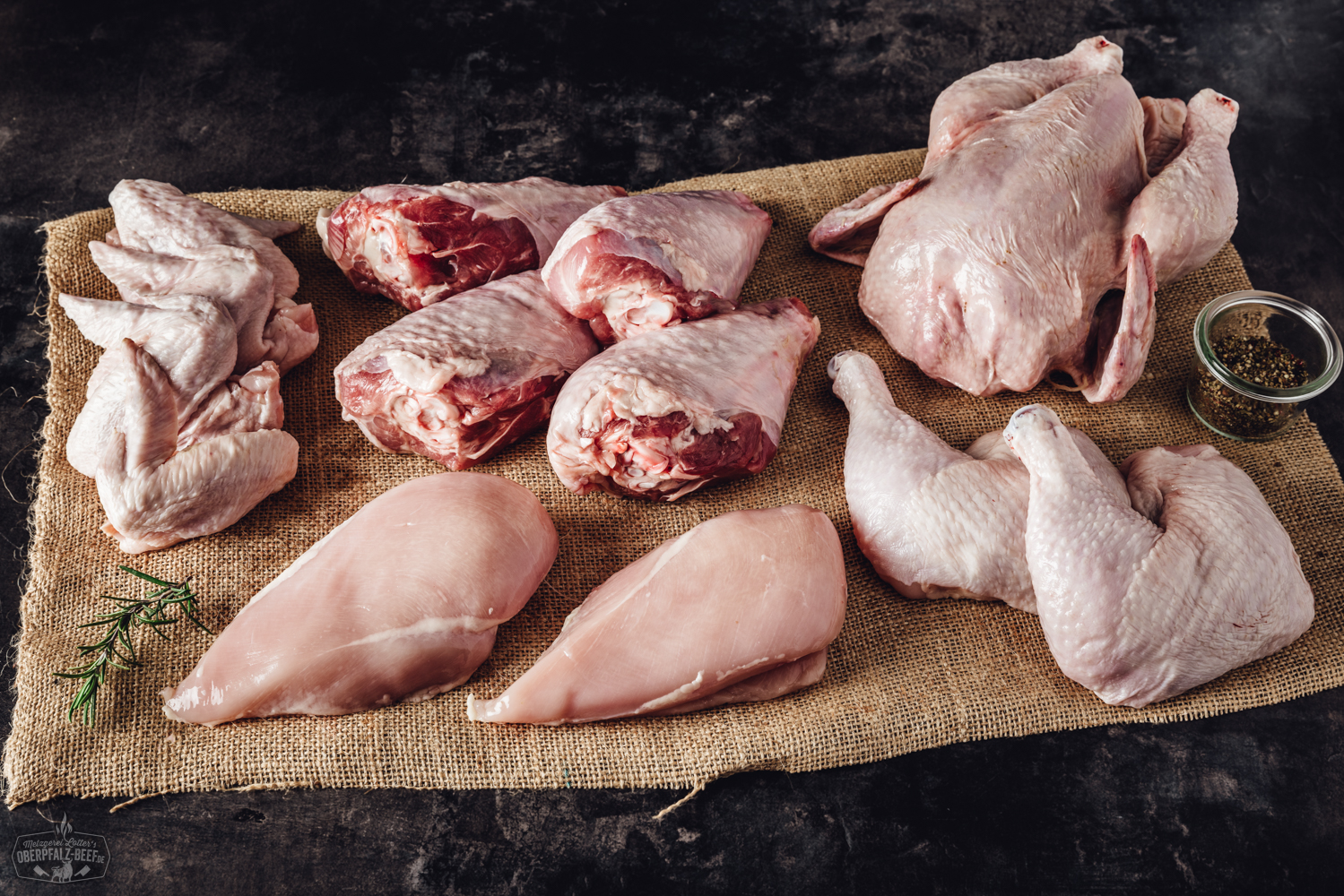 Frisches Bauernhof-Hähnchen in nachhaltiger Verpackung – regional & artgerecht Frisch verpacktes Hähnchenfleisch in umweltfreundlicher Bauernhofbox auf rustikalem Holztisch, daneben Bio-Gemüse wie Karotten und Petersilie – gesunde, regionale Zutaten aus nachhaltiger Landwirtschaft.