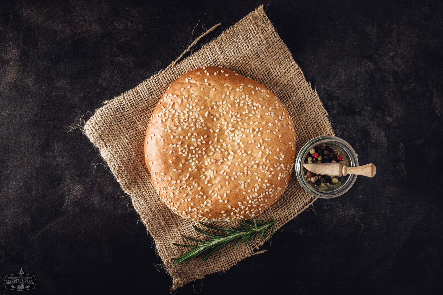 Handgemachtes Döner Fladenbrot – 2 Stück frisch gebacken für perfekten Genuss Hausgemachte Döner Kebab Soße in cremiger Konsistenz, angerichtet in einer weißen Schale auf dunklem Untergrund, dekoriert mit frischen Kräutern – perfekte Ergänzung für Döner, Grillgerichte und orientalische Küche.
