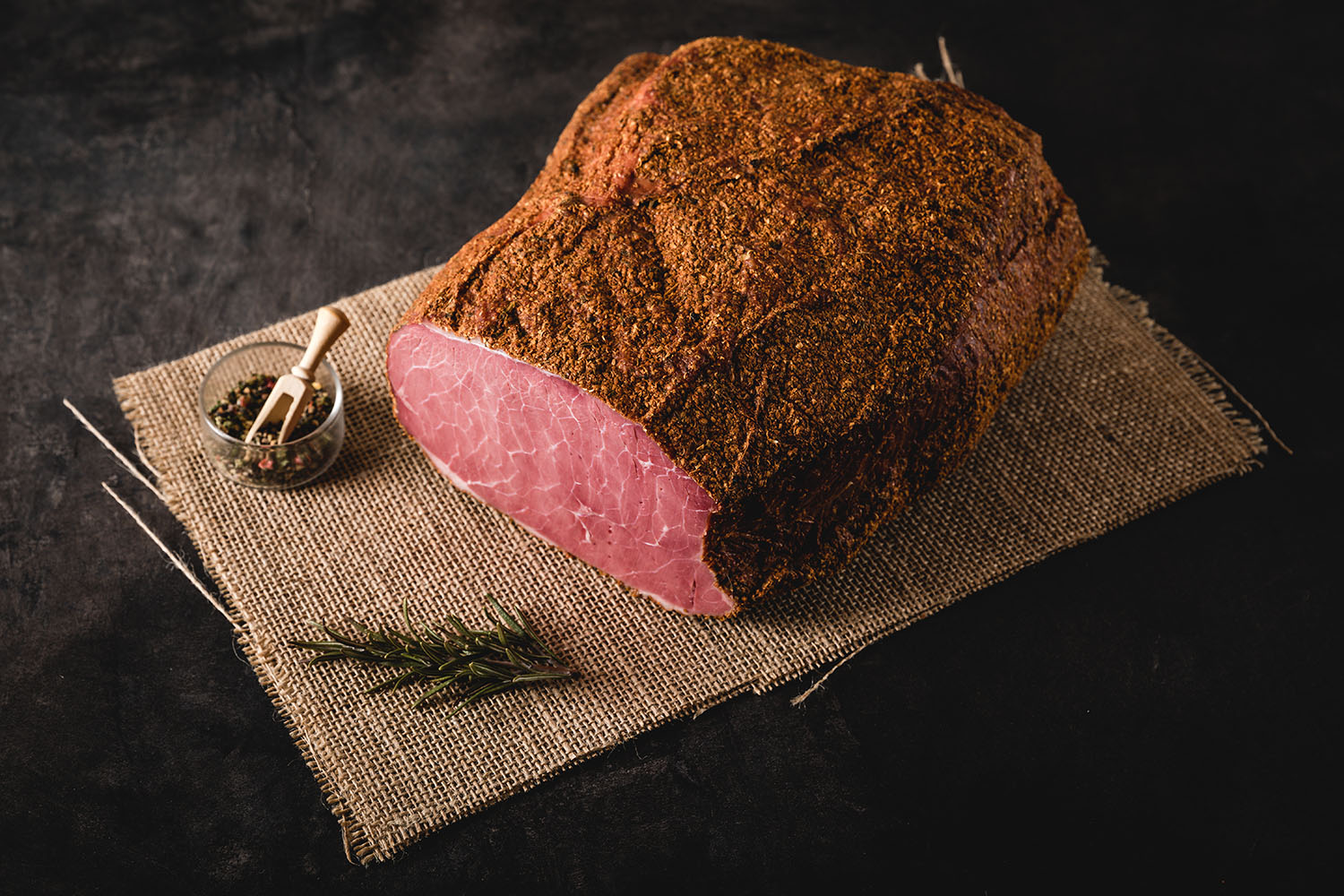 Pastrami Oberpfalz Style am Stück – Hausgemachtes Rindfleisch geräuchert und gewürzt Pastrami im Oberpfalz-Stil: Ein großes Stück saftiges, gewürztes und gepökeltes Rindfleisch auf dunklem Holzbrett, perfekte Delikatesse für Genießer und Feinschmecker.