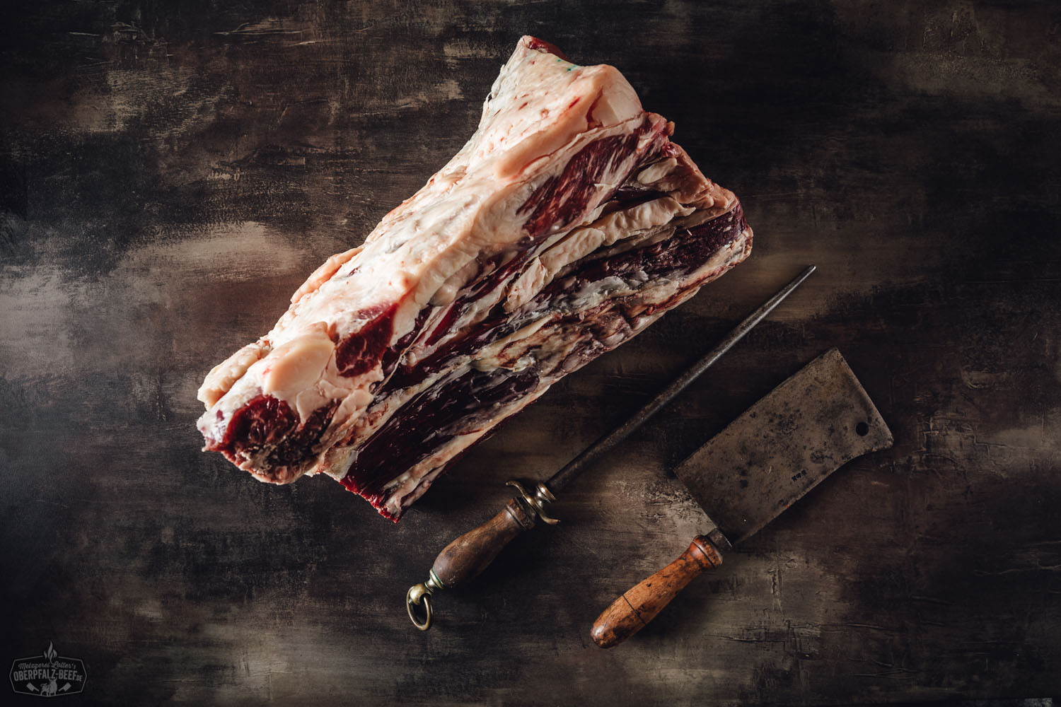 Dry Aged T-Bone & Porterhouse Steak vom Oberpfalz-Rind – Königsstück in Premium-Qualität Trocken gereiftes T-Bone- und Porterhouse-Steak vom Oberpfalz-Rind auf dunklem Untergrund, roh, sichtbar marmoriert, mit kräftigem Fettrand – hochwertiges Dry Aged Beef als Premium-Grillfleisch für Steak-Liebhaber.