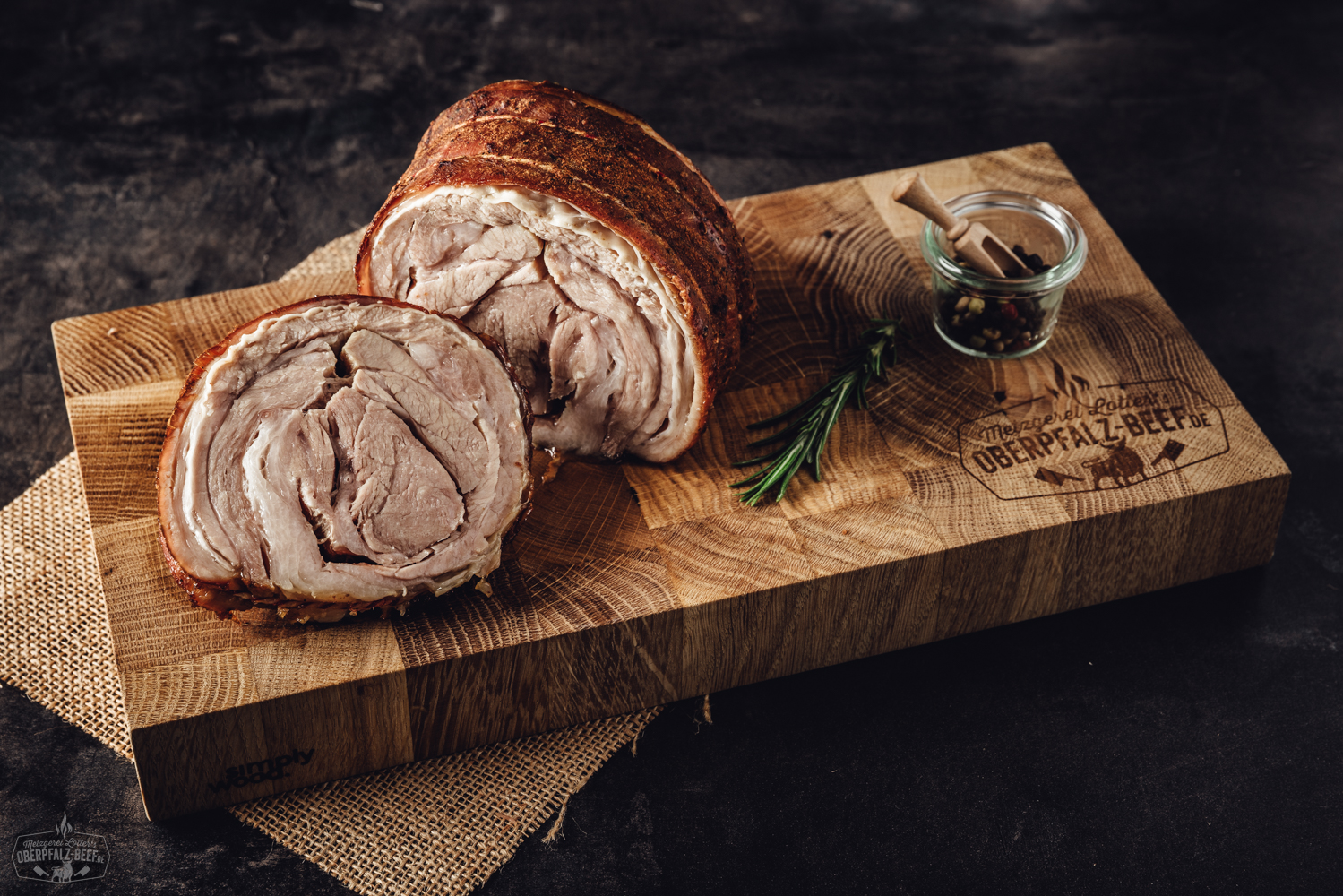 Sous-vide gegarter Kalbsrollbraten – zartes Fleisch perfekt vorbereitet Zwei handgemachte Döner-Fladenbrote aus Weizenmehl, goldbraun gebacken mit leicht knuspriger Kruste und sichtbarer Porung, nebeneinander auf dunklem Untergrund präsentiert – ideal als Basis für Döner, Sandwiches oder mediterrane Spezialitäten.