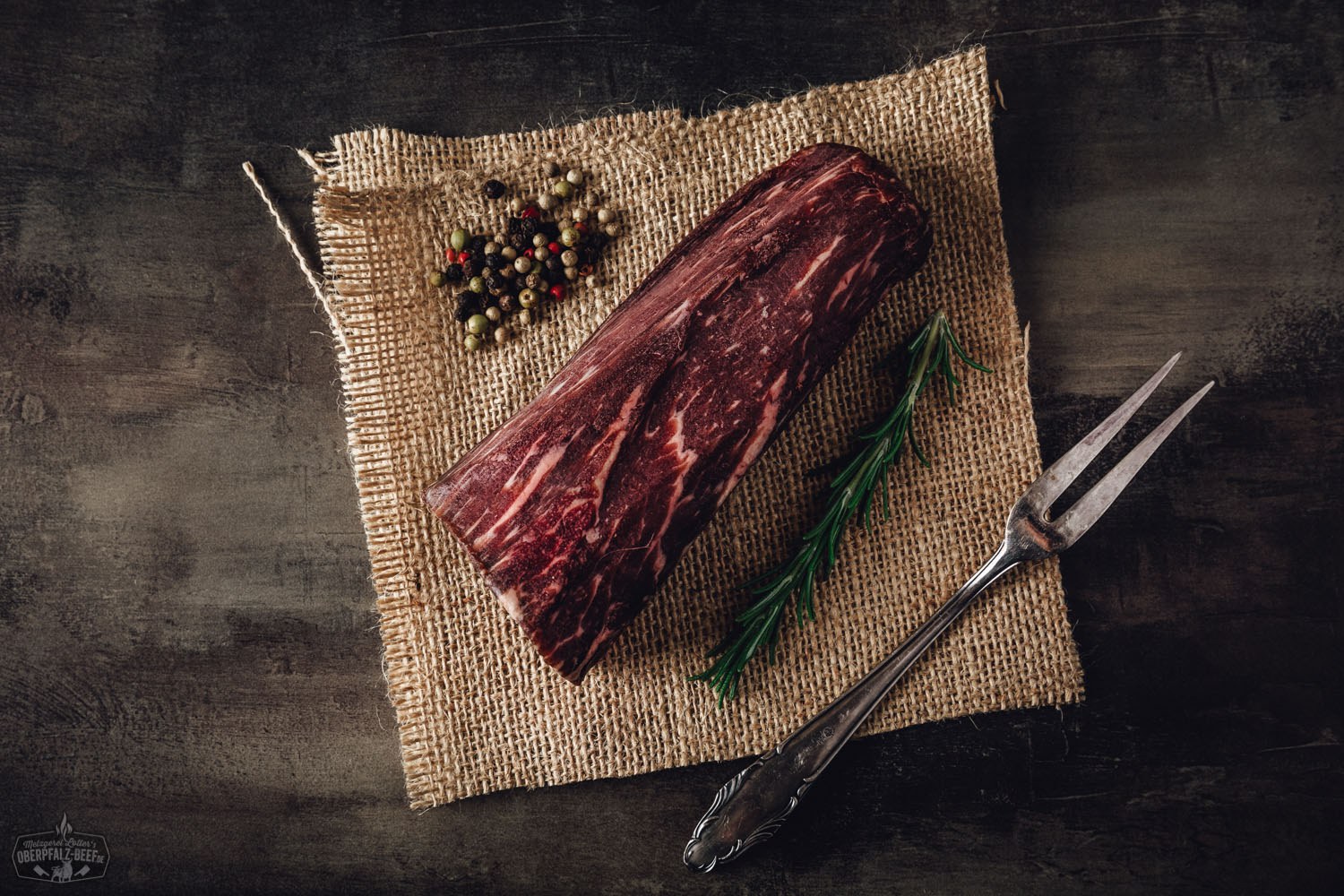 Dry Aged Filetspitzen vom Oberpfalz Rind – Premium Rindfleischqualität Nahaufnahme von zart angebratenen Dry Aged Filetspitzen vom Oberpfalz-Rind auf dunklem Untergrund, angerichtet mit frischen Kräutern und grobem Meersalz, hochwertiges Rindfleisch in Premium-Qualität, Gourmetgericht aus regionaler Fleischmanufaktur.