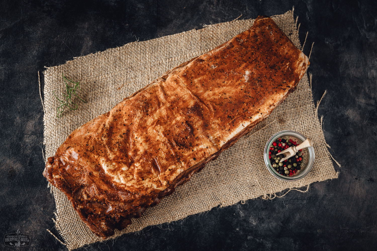 Sous-vide gegarte St. Louis Cut Schweinerippchen – zart & saftig BBQ-Fleischgenuss Sous-vide gegarte St. Louis Cut Ribs vom Schwein, saftig und zart mit dunkler BBQ-Glasur, angerichtet auf einem Holzbrett mit Kräutern und Gewürzen – ideales Fleischgericht für Grillfans und BBQ-Liebhaber.