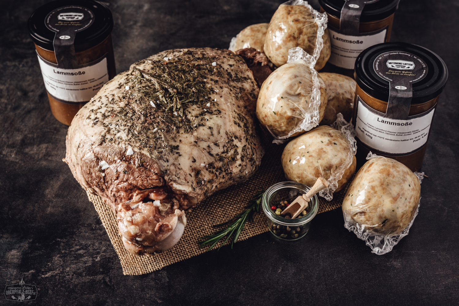Sous-vide gegarte Lammbox Maxi aus der Keule – zartes Lammfleisch fertig zubereitet Döner-Spieß nach Berliner Art aus zartem Oberpfälzer Kalbfleisch, goldbraun geröstet und am Vertikalgrill drehend; saftig gegartes Fleisch mit knuspriger Oberfläche vor neutralem Hintergrund – traditionelle Dönerzubereitung mit regionalem Premiumfleisch.