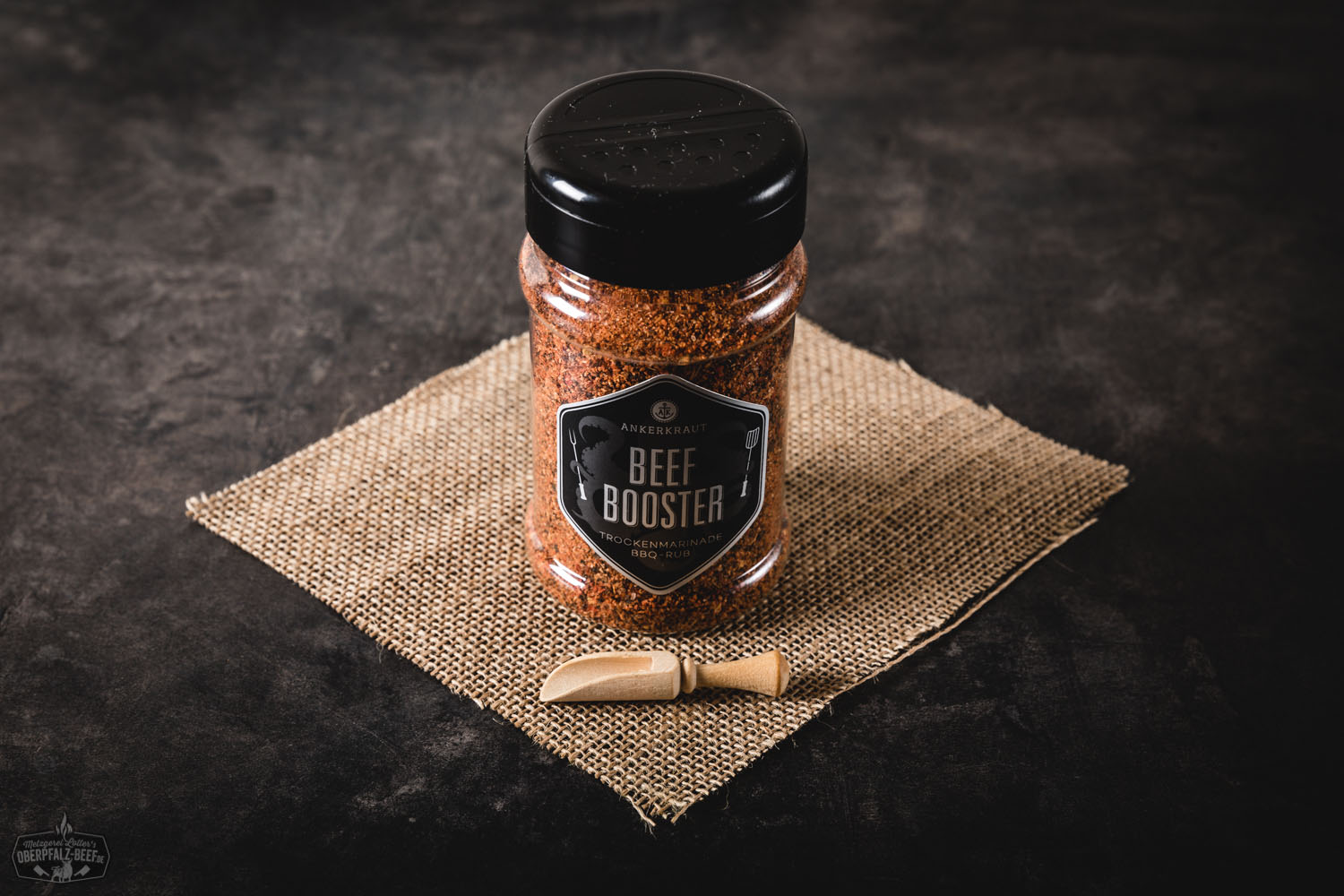 Ankerkraut Beef Booster Gewürz im Streuer – BBQ-Rub für perfektes Rindfleisch Ein Glasstreuer mit Ankerkraut Beef Booster Gewürzmischung, ideal zur Verfeinerung von Rindfleischgerichten, auf einer weißen Hintergrundfläche platziert.
