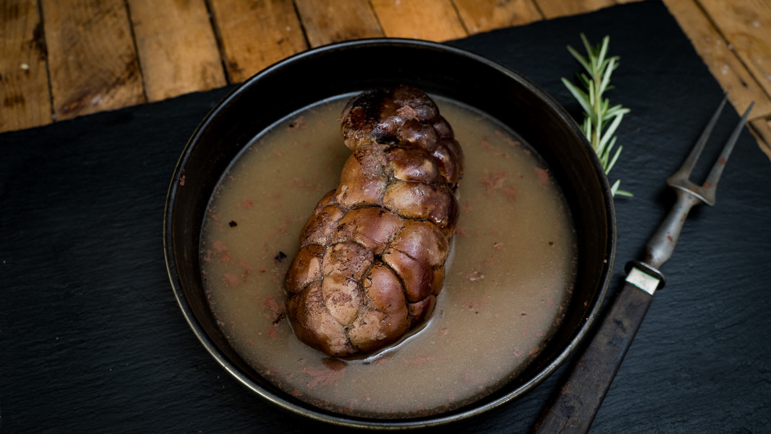 Rohe Schweineniere auf Holzbrett – Frische Innerei für die Zubereitung Bild zeigt eine rohe Schweineniere auf einem Holztisch, frisch und bereit zur Zubereitung. Perfektes Beispiel für hochwertiges Fleisch von Oberpfalz Beef. Ideal für Rezepte mit Innereien.