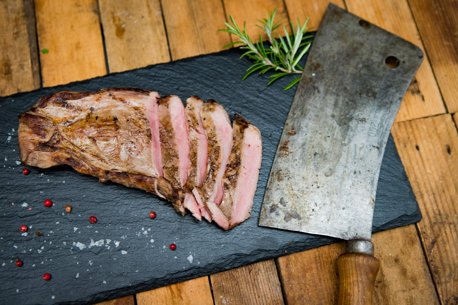 Flanksteak vom Oberpfälzer Landschwein – Qualitätsfleisch aus regionaler Zucht Flanksteak vom Oberpfälzer Landschwein, roh und mariniert auf einem rustikalen Brett, bereit zum Grillen oder Braten, hochwertiges Schweinefleisch aus der Oberpfalz.