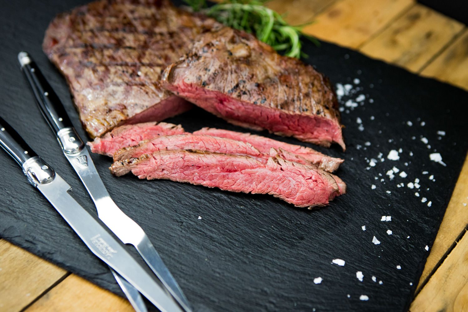 Flank Steak Wet Aged vom Oberpfalz Rind – hochwertiges Rindfleisch online kaufen Frisch geschnittenes Flank Steak vom Oberpfalz-Rind, wet-aged, auf einem rustikalen Holzbrett präsentiert. Perfekt für Grill- und Fleischliebhaber.