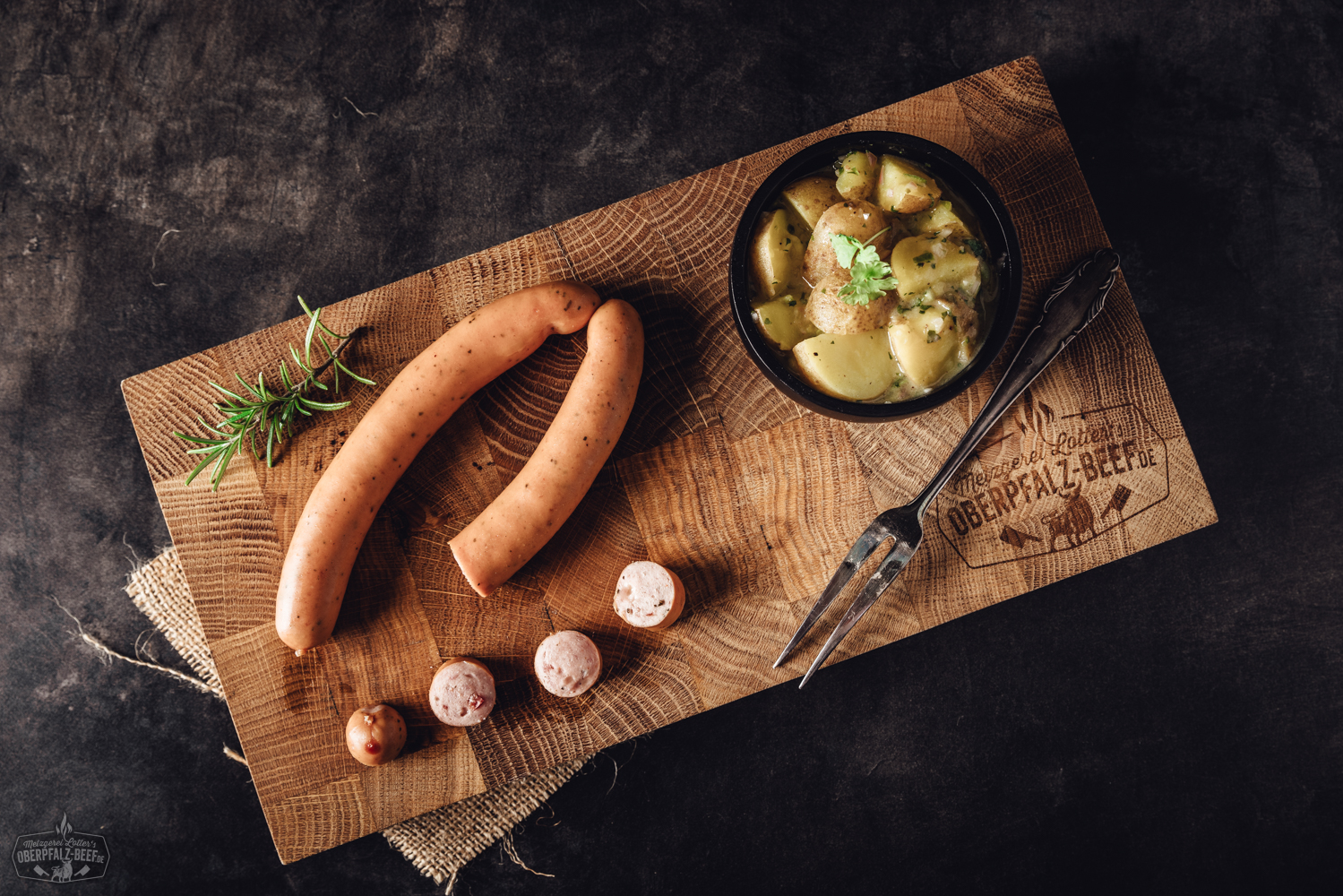 Ein köstlicher Pizzawiener, stilvoll präsentiert auf einem rustikalen Holzbrett, garniert mit saftigen Tomatenscheiben und frischen Kräutern, ideal für Fleischliebhaber und Fans der italienischen Küche.