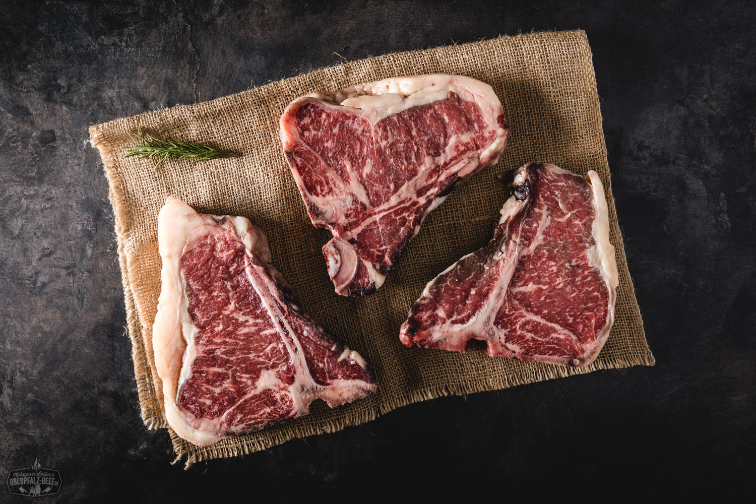 Triple T-Bone Paket von Oberpfalz Beef – Hochwertiges Rindfleisch mit drei T-Bone-Steaks, ideal zum Grillen und Braten, aus nachhaltiger regionaler Zucht in der Oberpfalz.