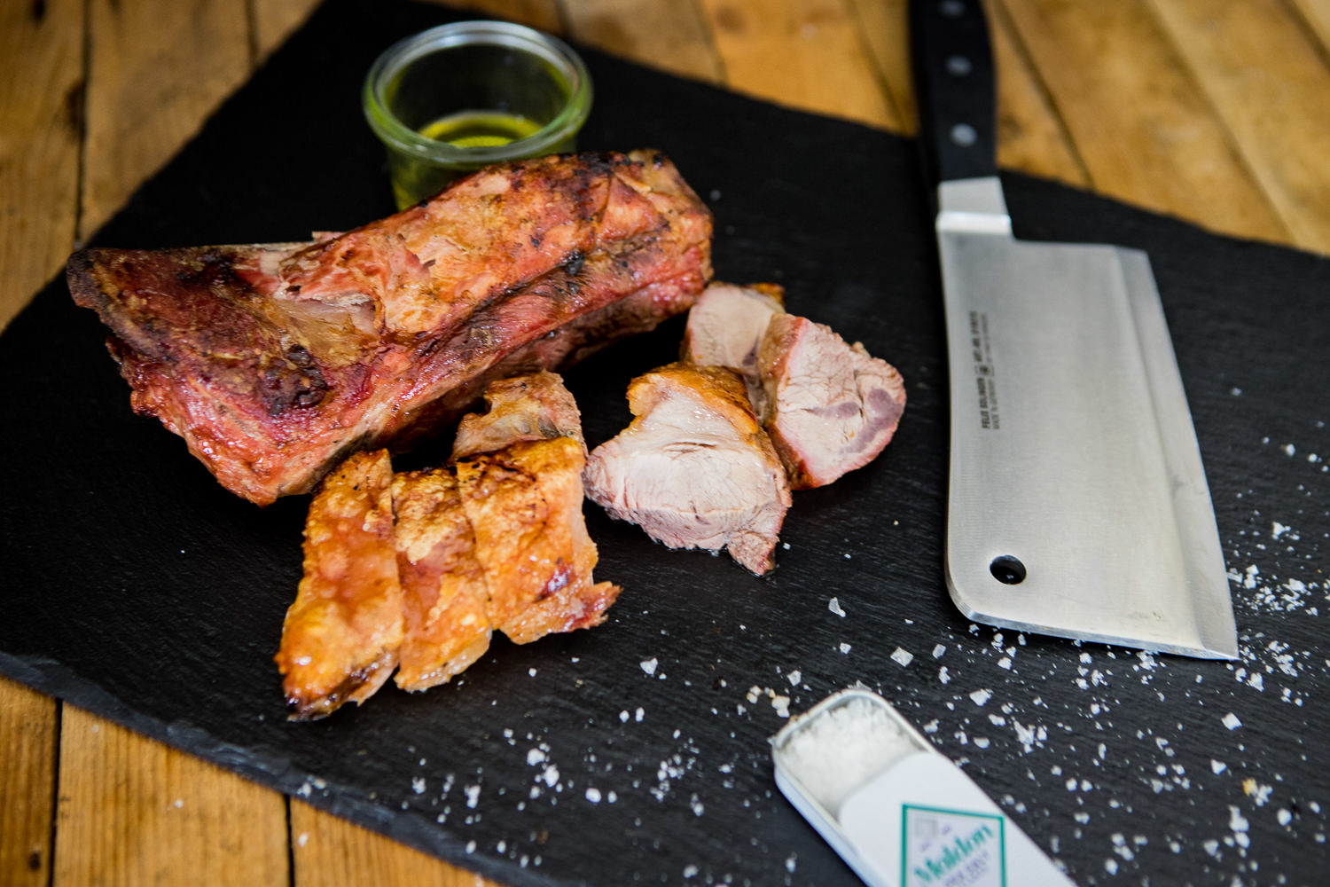 Schäuferl vom Oberpfälzer Landschwein mit krosser Kruste auf Holzbrett serviert Schweineschulterbraten (Schäuferl) vom Oberpfälzer Landschwein – saftig gebraten, knusprige Kruste, serviert auf Holzbrett mit rustikalem Charakter. Perfekt für bayrische Traditionsgerichte.