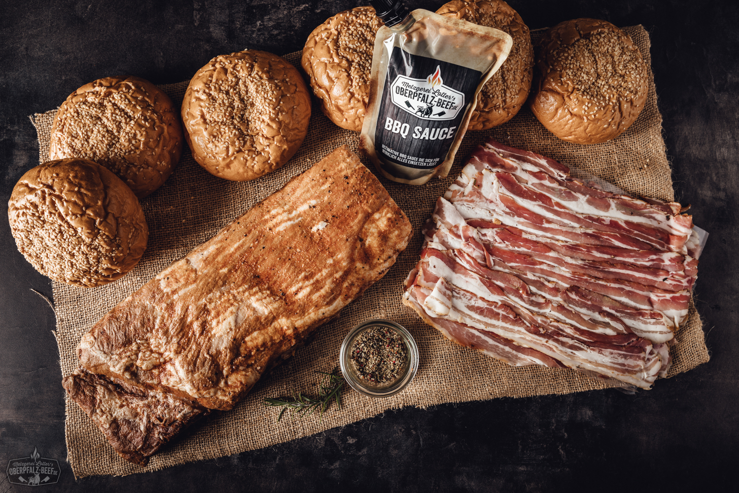 Sous-Vide vorgegarte St. Louis Style Spare Ribs in Box – zart & saftig vorbereitet für einfachen BBQ-Genuss Vorgegarte St. Louis Style Spare Ribs in geöffneter Verpackung auf Holztisch präsentiert – saftig glasierte Rippchen im Sous-vide-Garverfahren, ideal zum Grillen oder Erwärmen, hochwertige Fleischqualität von Oberpfalz Beef.