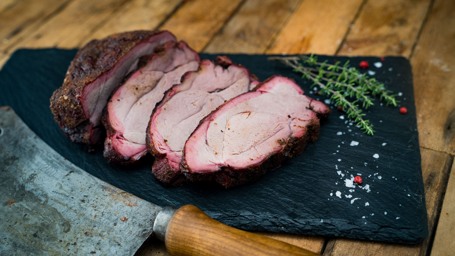 Rehschulter ohne Knochen vom Oberpfälzer Wild – regionales Wildfleisch in Premiumqualität Roher Rehschulter-Braten ohne Knochen aus der Oberpfalz, auf schwarzem Untergrund angerichtet, mit Rosmarinzweig garniert – hochwertiges Wildfleisch für Wildgerichte, regional und nachhaltig produziert.