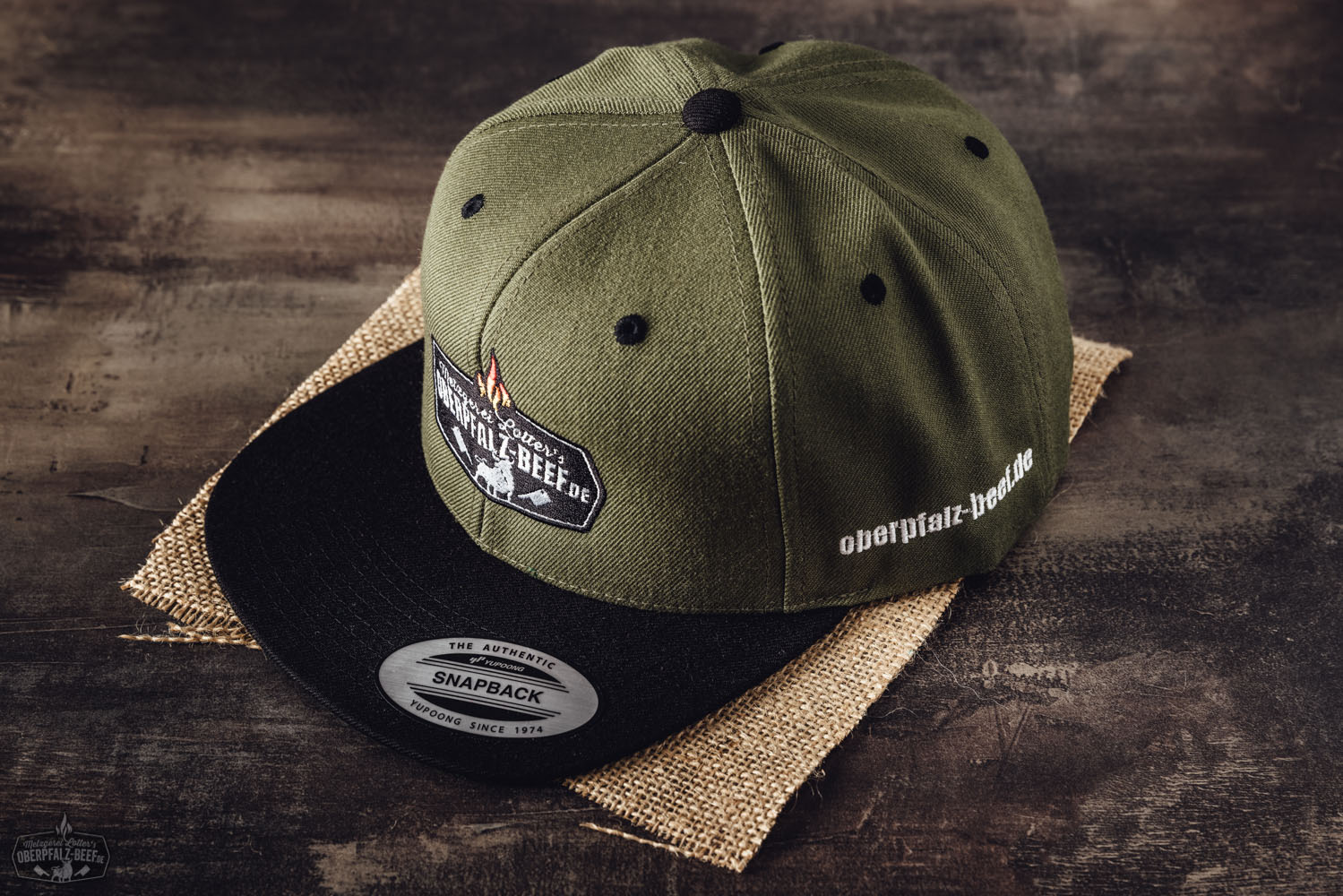 Snapback-Cap von Oberpfalz Beef in Schwarz mit weißem 3D-Sticklogo auf der Vorderseite, flacher Schirm, verstellbarer Verschluss hinten, modern und lässig im Design – ideal für Grillfans und BBQ-Liebhaber.